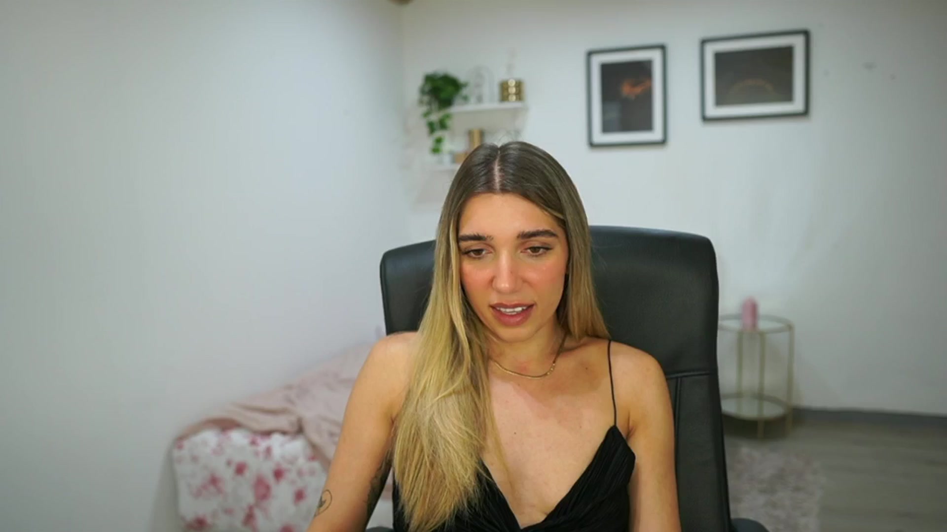 Gallery image thumbnail from French_love21's myfreecams stream on, 08/07/2025, 10:48 image 3 of 20