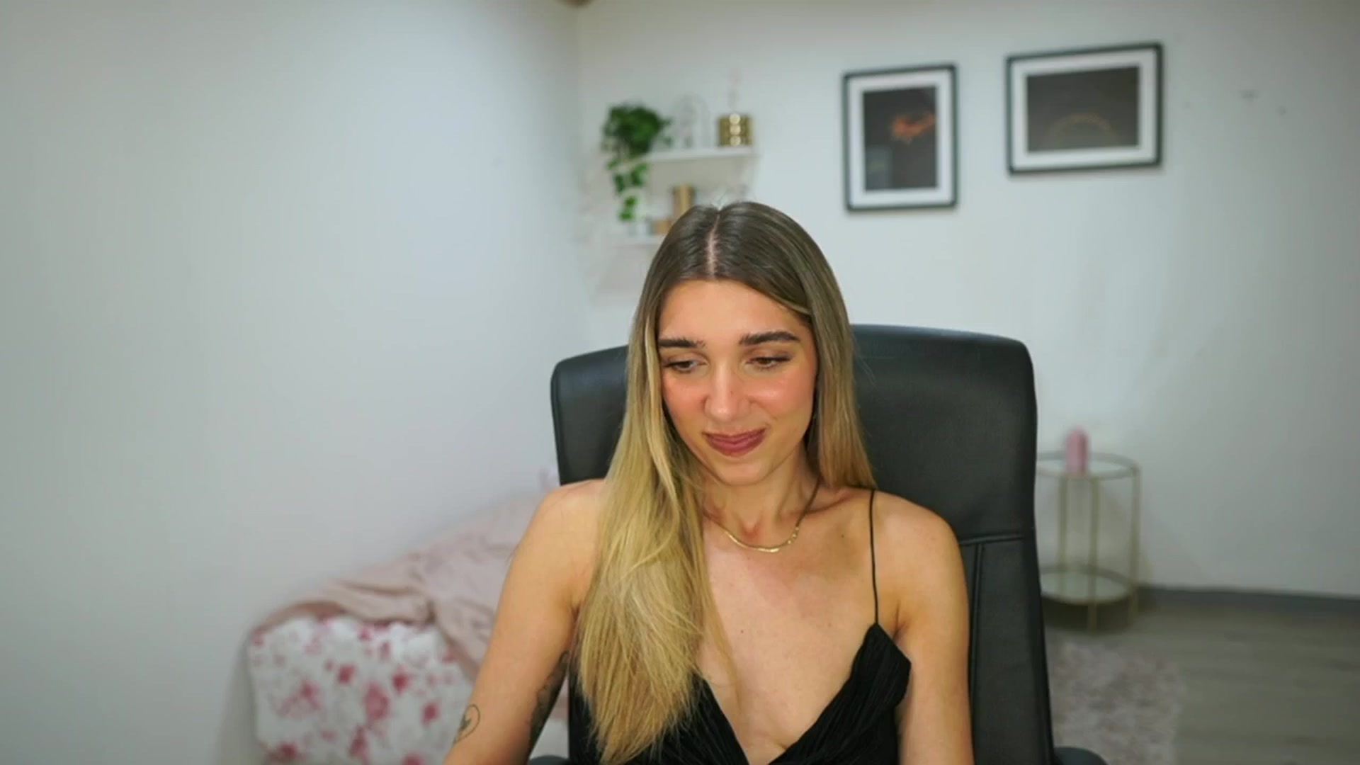 Gallery image thumbnail from French_love21's myfreecams stream on, 08/07/2025, 10:48 image 2 of 20
