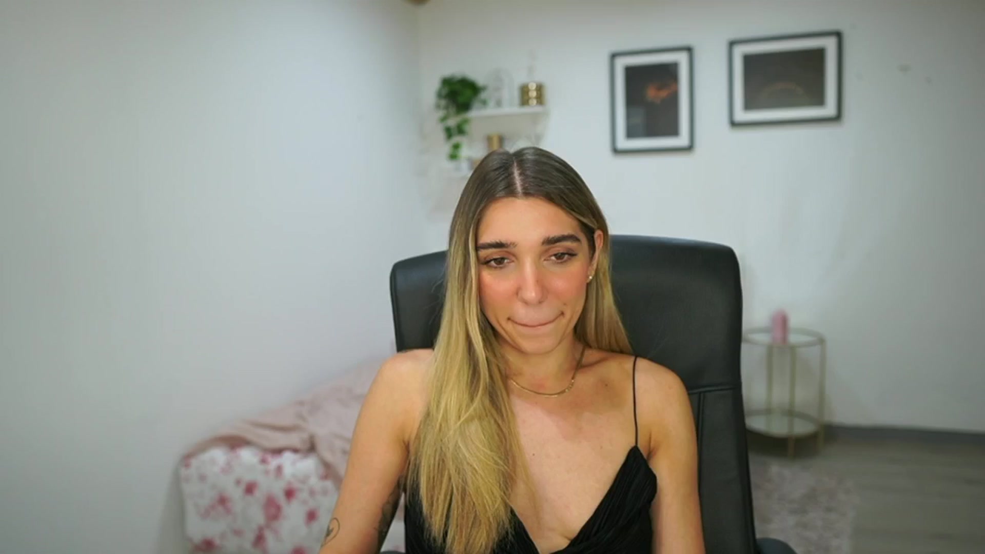Gallery image thumbnail from French_love21's myfreecams stream on, 08/07/2025, 10:48 image 4 of 20