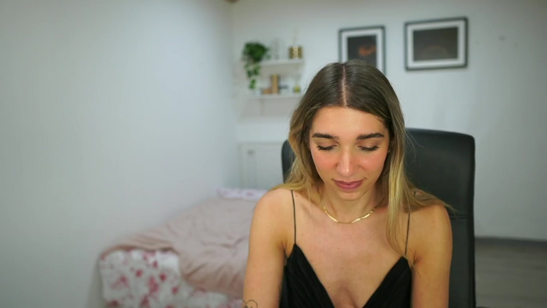 Gallery image thumbnail from French_love21's myfreecams stream on, 08/07/2025, 12:56 image 8 of 20