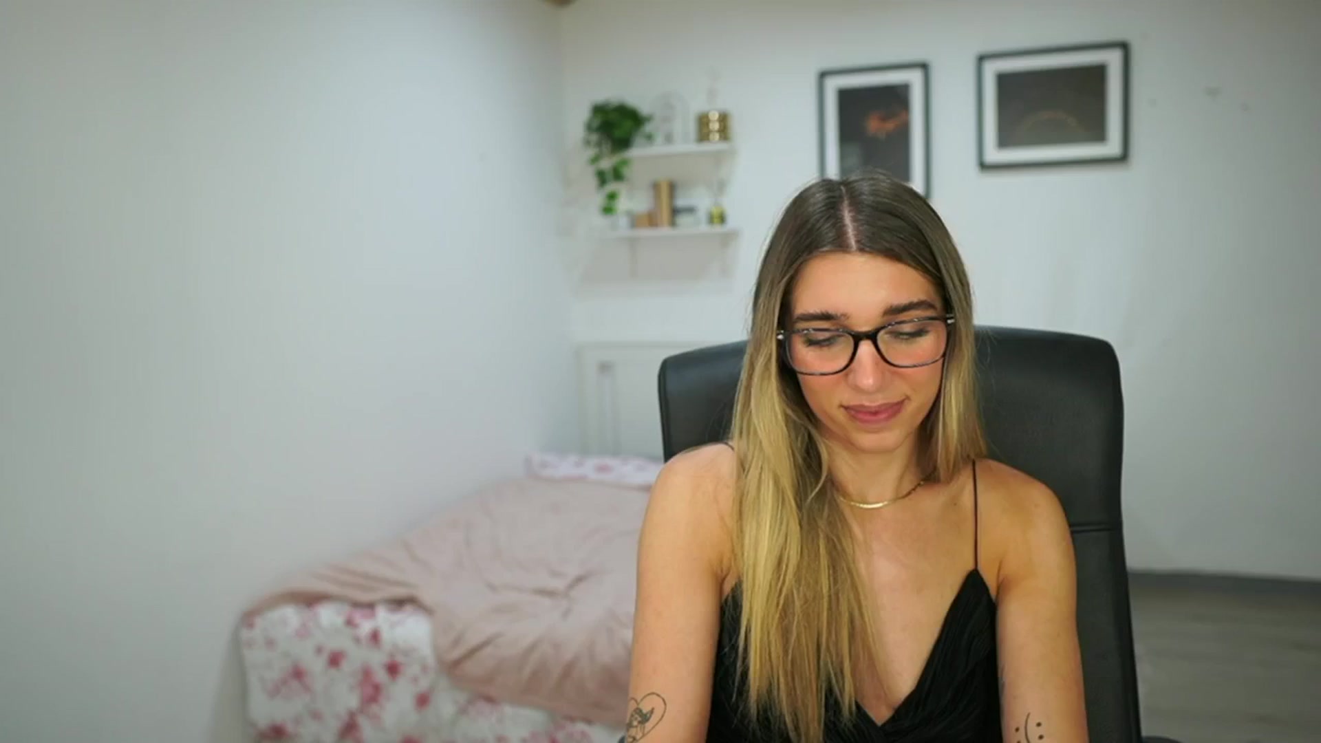 Gallery image thumbnail from French_love21's myfreecams stream on, 08/07/2025, 12:56 image 13 of 20