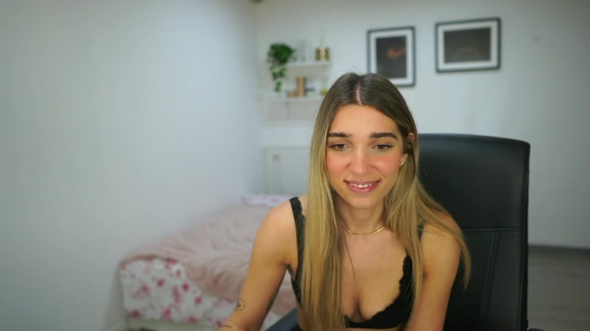 Gallery image thumbnail from French_love21's myfreecams stream on, 08/08/2025, 11:03 image 13 of 20