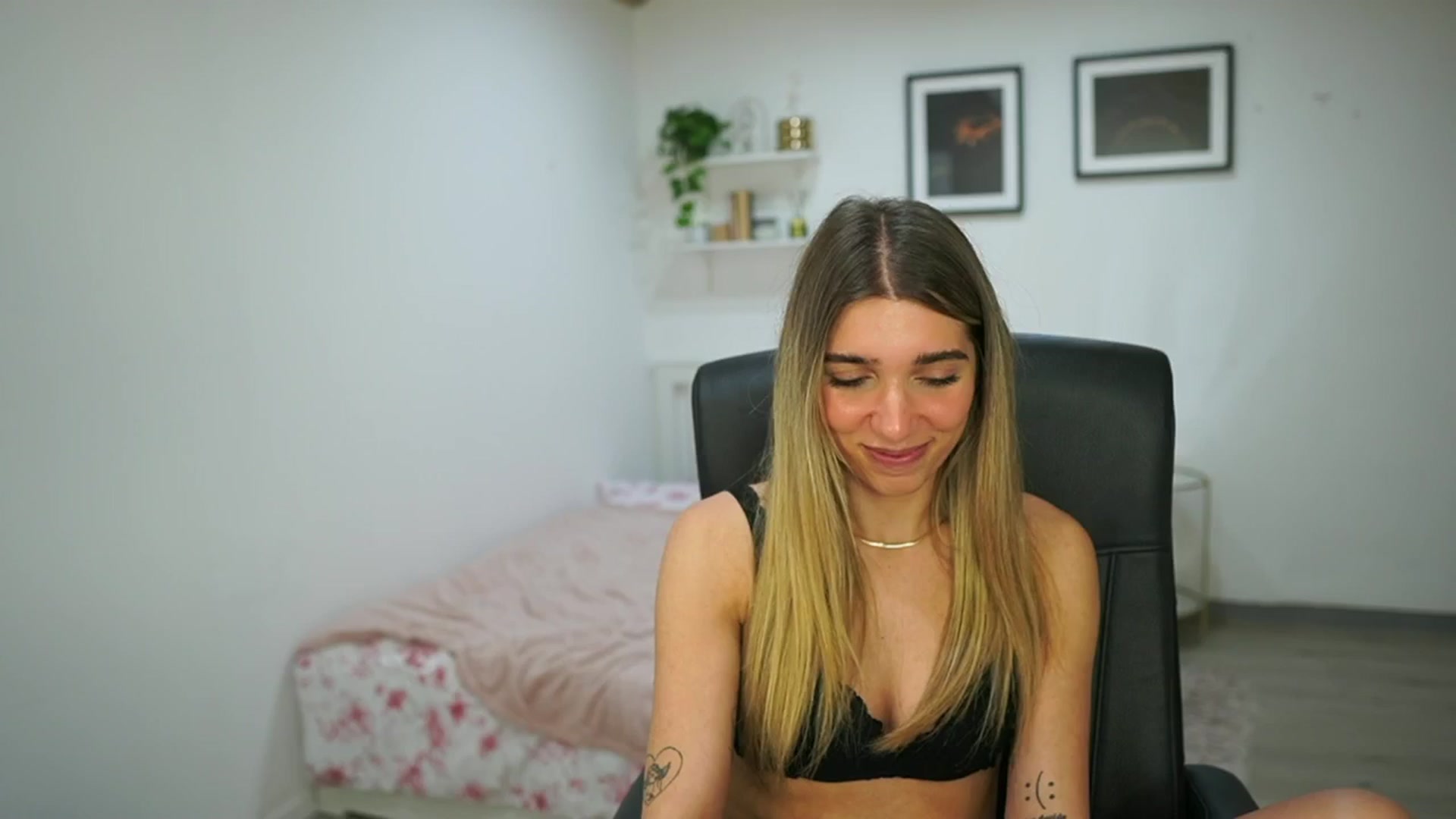 Gallery image thumbnail from French_love21's myfreecams stream on, 08/08/2025, 12:55 image 19 of 20