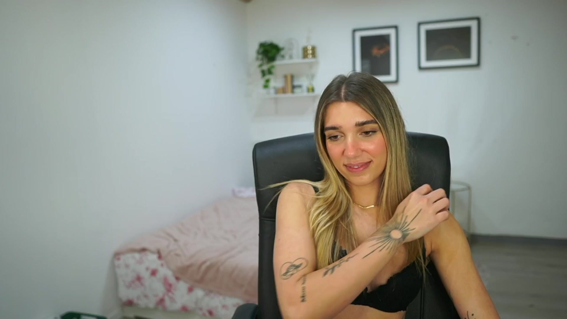 Gallery image thumbnail from French_love21's myfreecams stream on, 08/09/2025, 12:41 image 15 of 20
