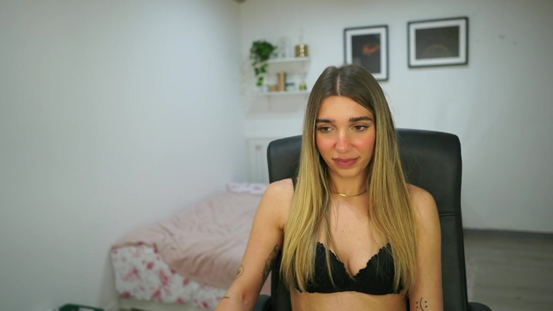 Gallery image thumbnail from French_love21's myfreecams stream on, 08/09/2025, 12:41 image 7 of 20