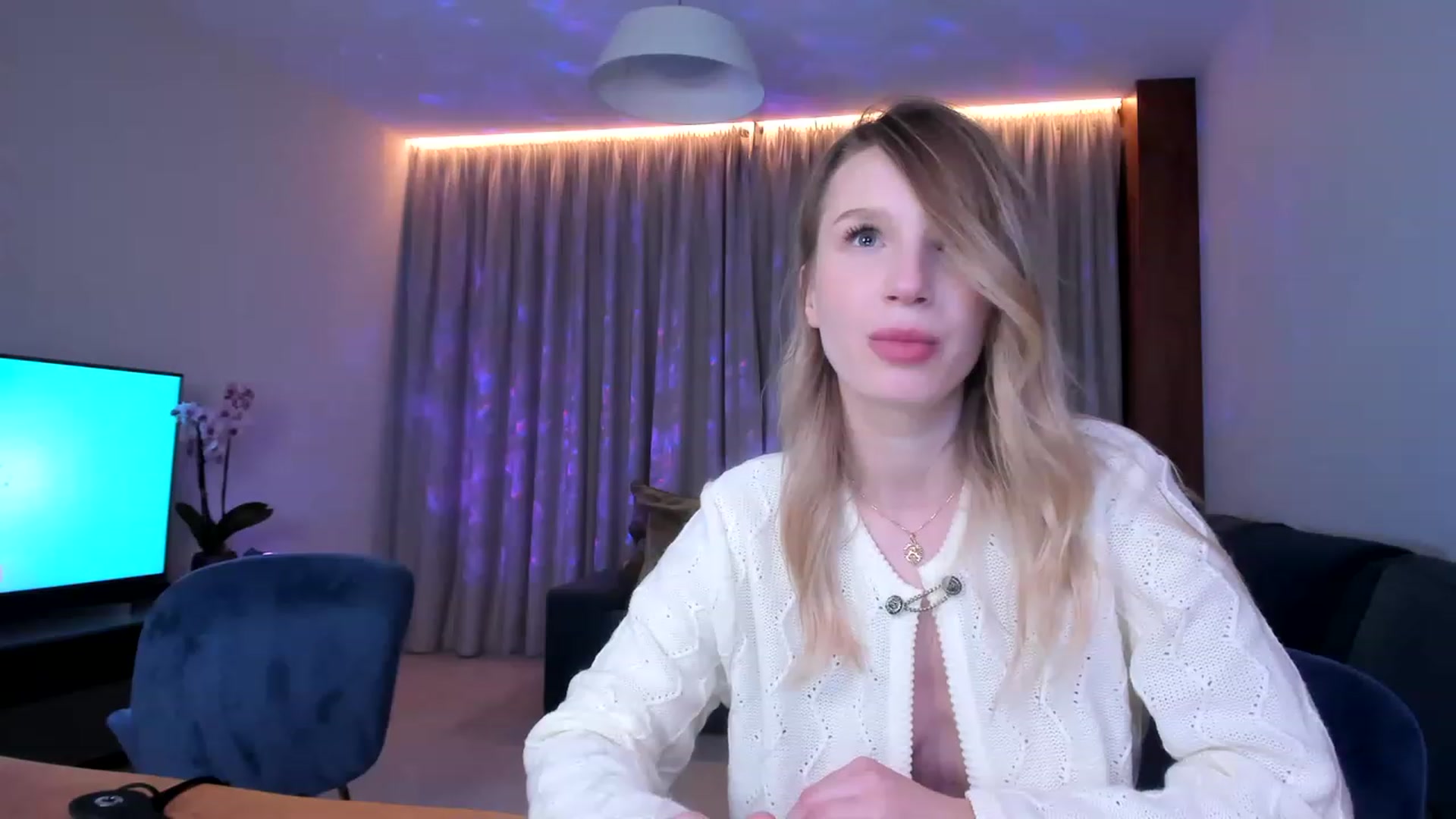 Gallery image thumbnail from Fresaa's myfreecams stream on, 11/18/2022, 22:14 image 4 of 20
