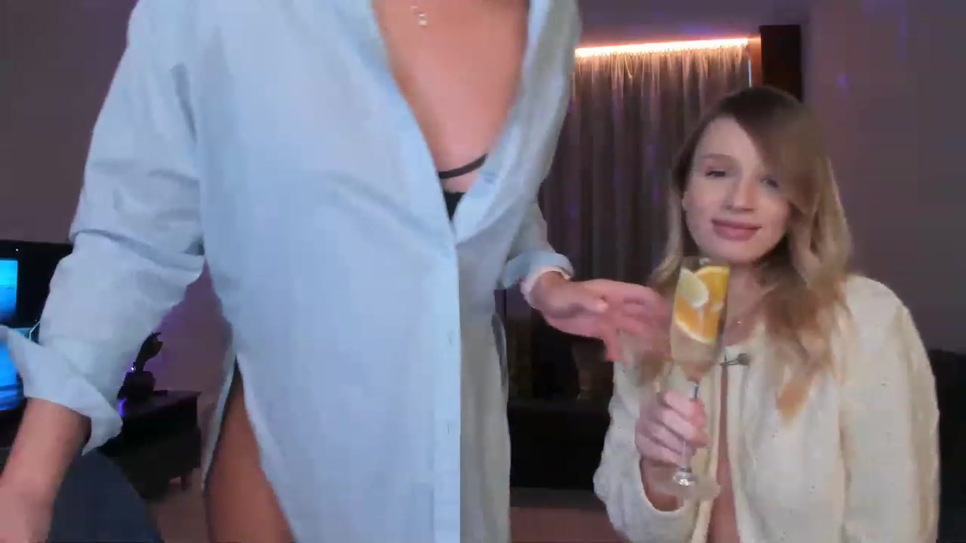 Gallery image thumbnail from Fresaa's myfreecams stream on, 11/21/2022, 08:20 image 17 of 20