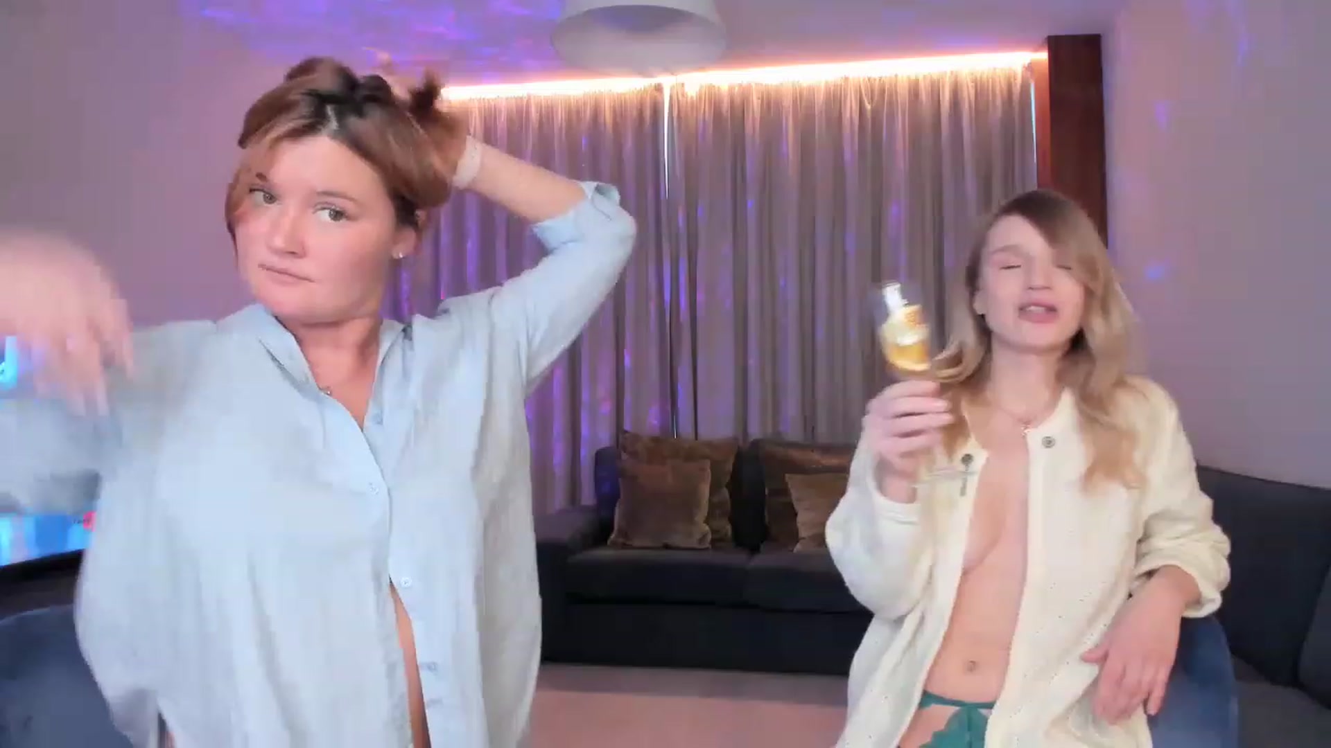 Gallery image thumbnail from Fresaa's myfreecams stream on, 11/21/2022, 08:20 image 19 of 20