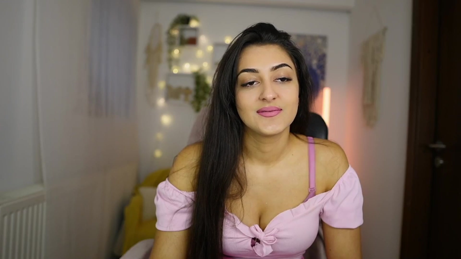 Gallery image thumbnail from Frida_Sante18's myfreecams stream on, 06/02/2024, 13:14 image 9 of 20