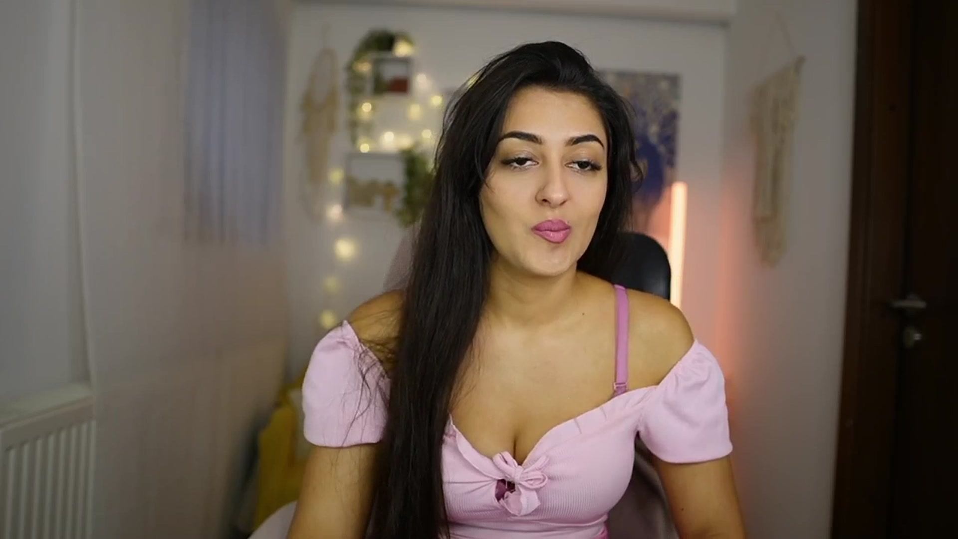 Gallery image thumbnail from Frida_Sante18's myfreecams stream on, 06/02/2024, 13:14 image 13 of 20