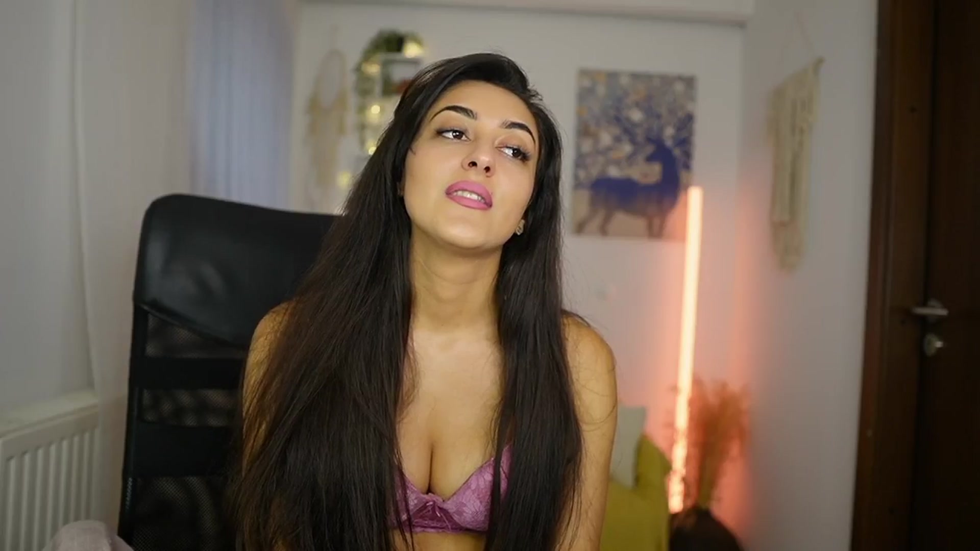Gallery image thumbnail from Frida_Sante18's myfreecams stream on, 06/02/2024, 16:49 image 19 of 20