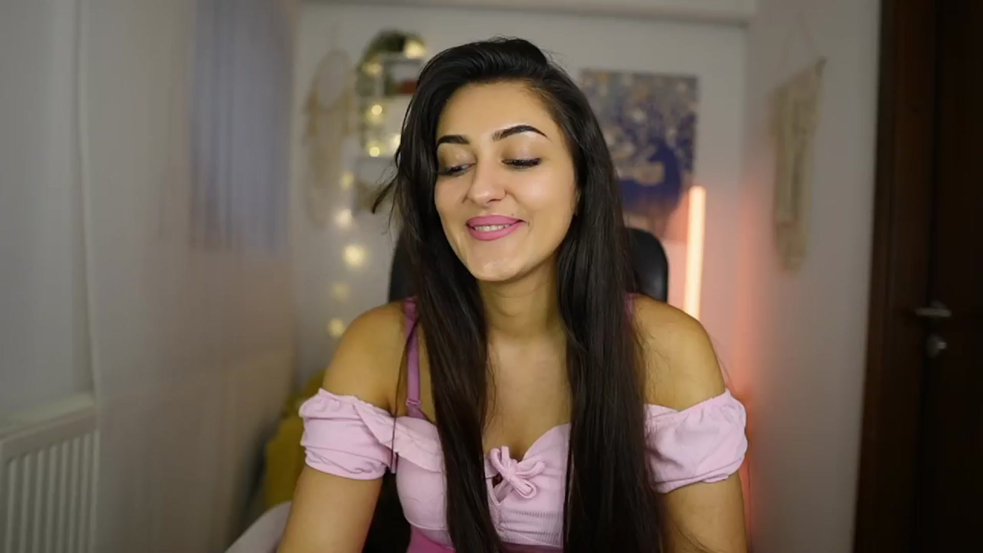 Gallery image thumbnail from Frida_Sante18's myfreecams stream on, 06/02/2024, 18:05 image 9 of 20