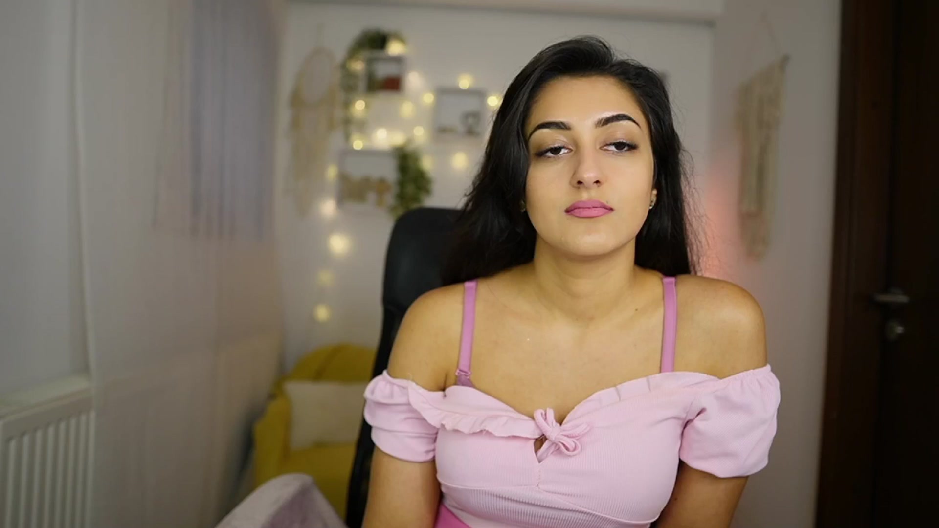 Gallery image thumbnail from Frida_Sante18's myfreecams stream on, 06/02/2024, 18:05 image 19 of 20