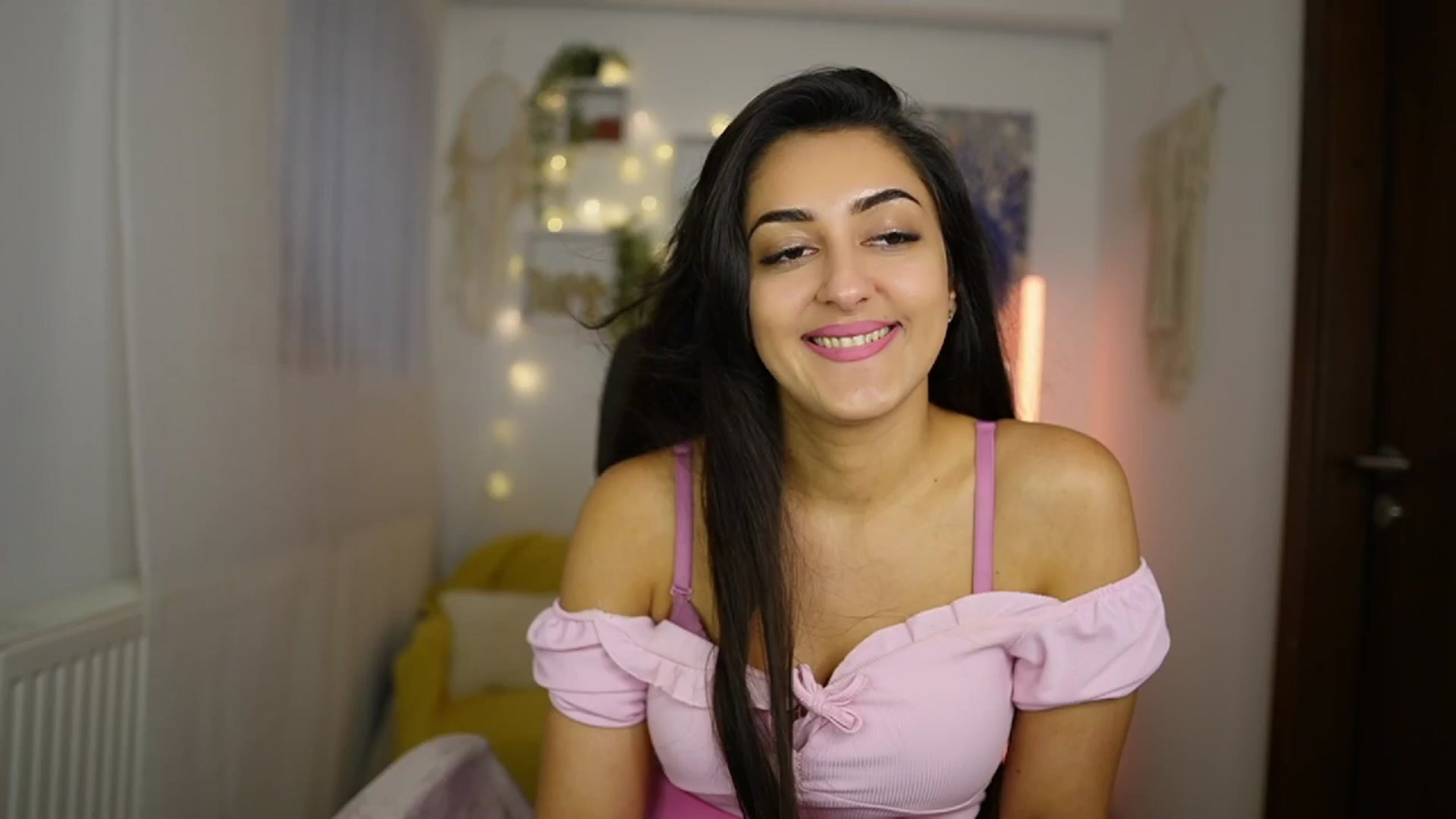 Gallery image thumbnail from Frida_Sante18's myfreecams stream on, 06/02/2024, 18:05 image 14 of 20