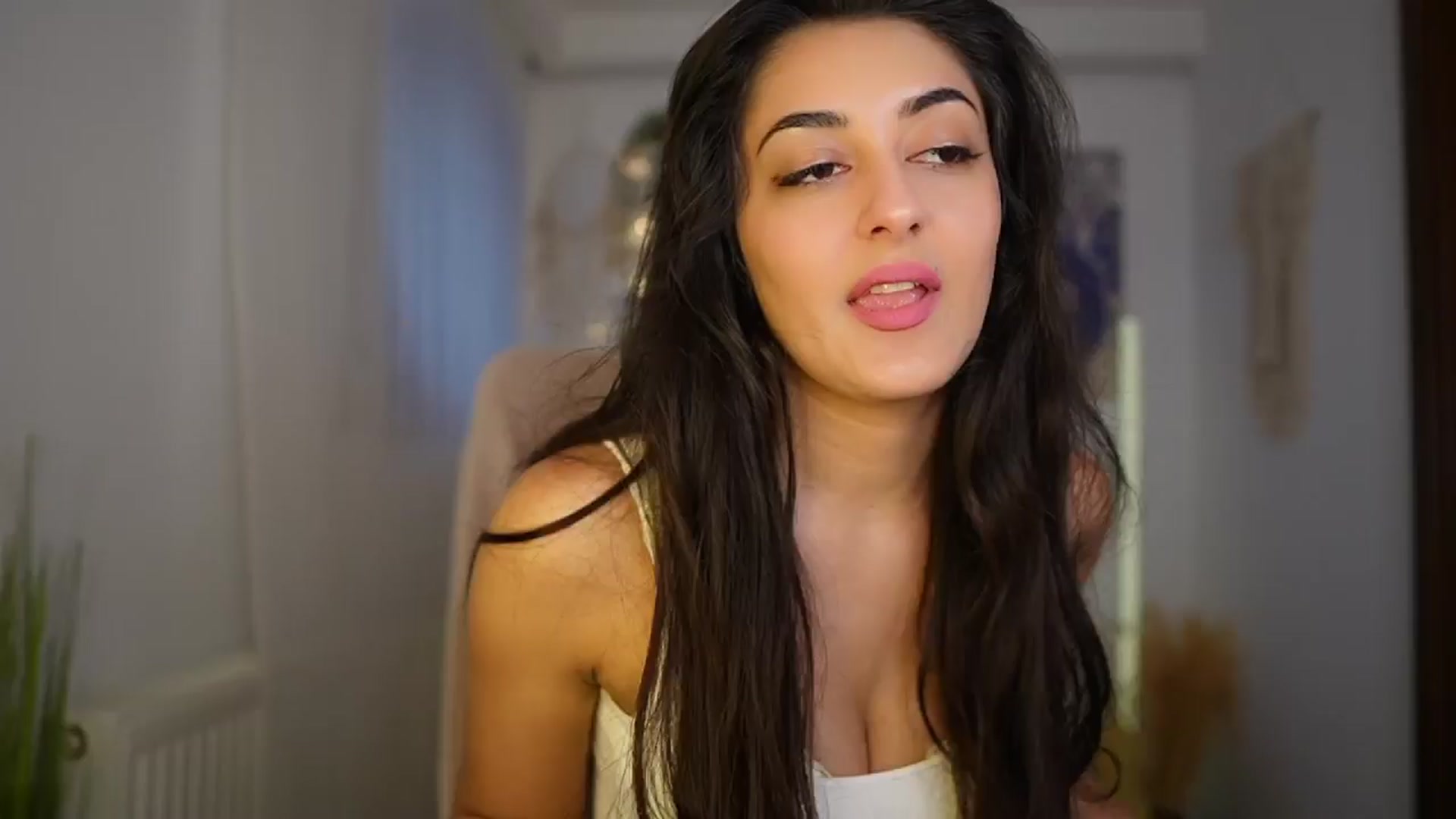 Gallery image thumbnail from Frida_Sante18's myfreecams stream on, 06/05/2024, 16:42 image 15 of 20