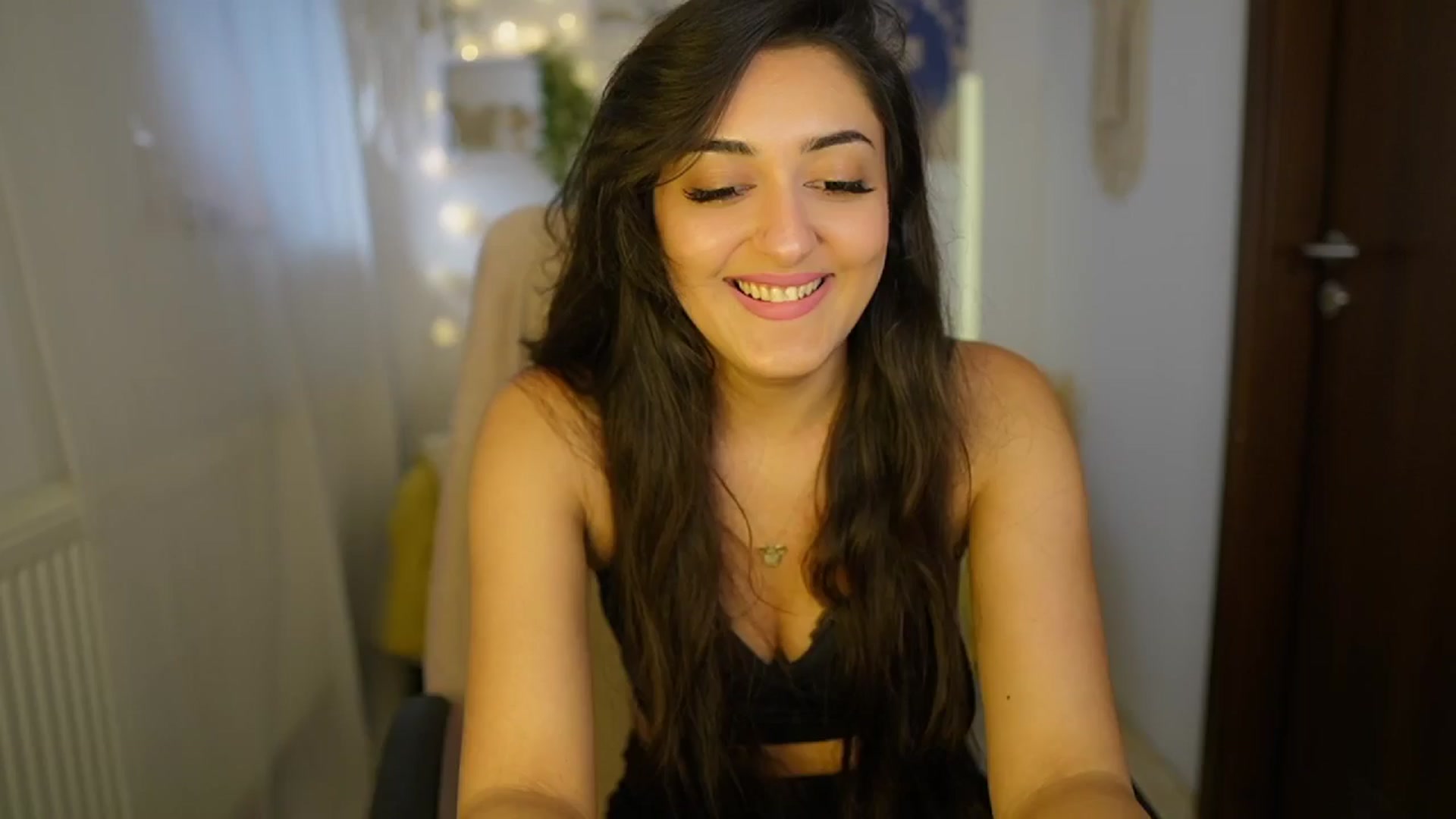 Gallery image thumbnail from Frida_Sante18's myfreecams stream on, 06/11/2024, 15:27 image 19 of 20