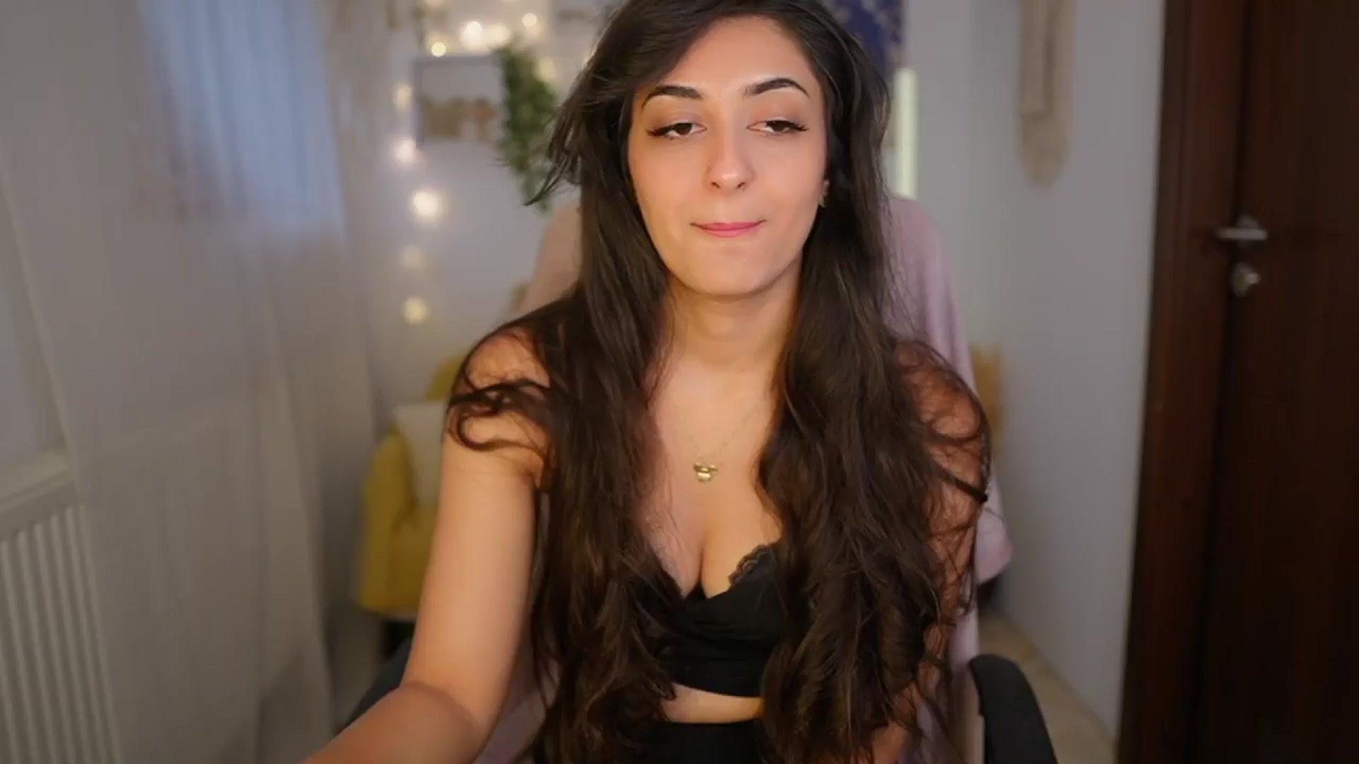 Gallery image thumbnail from Frida_Sante18's myfreecams stream on, 06/11/2024, 15:27 image 2 of 20