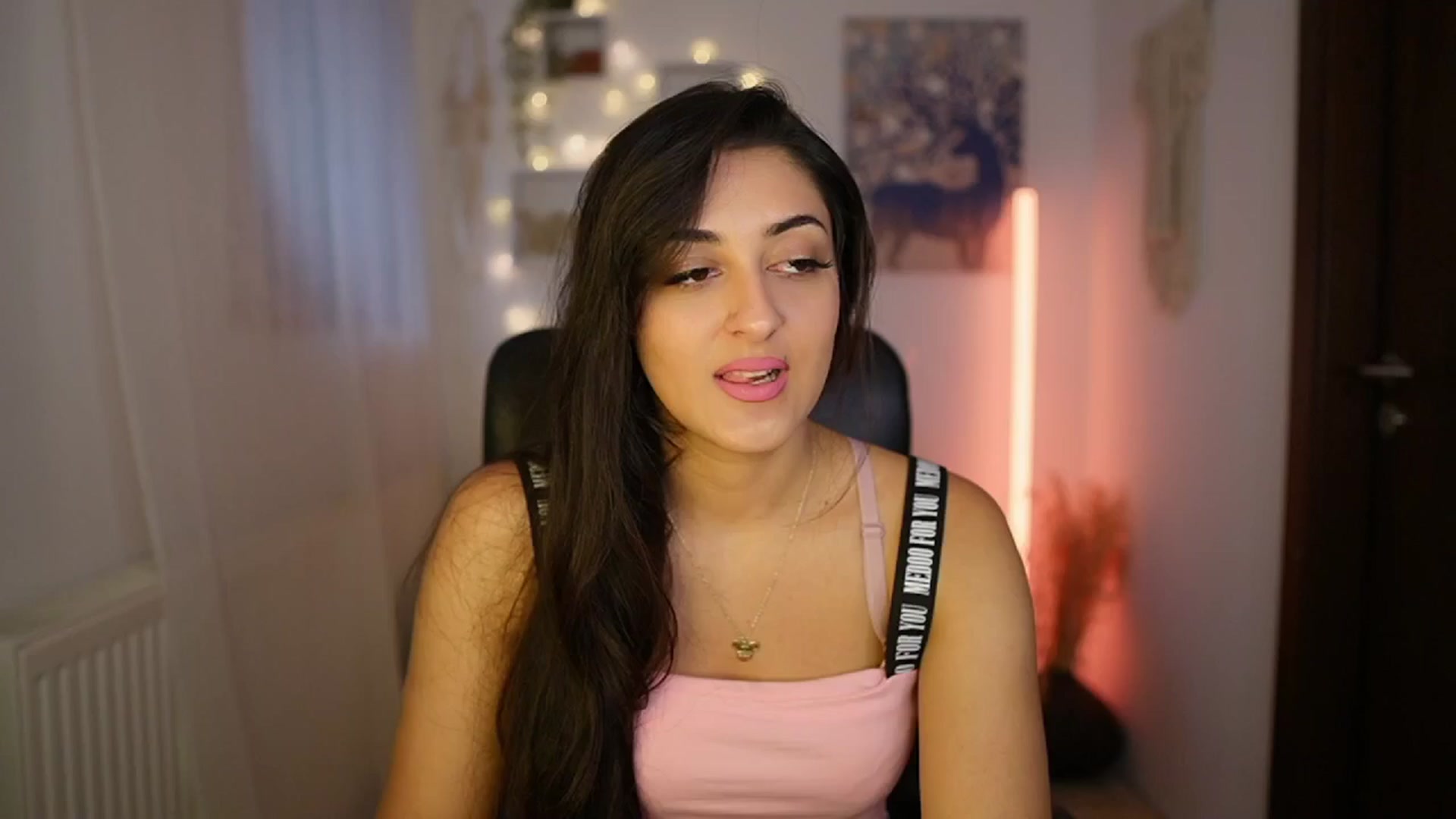 Gallery image thumbnail from Frida_Sante18's myfreecams stream on, 06/12/2024, 14:42 image 4 of 20