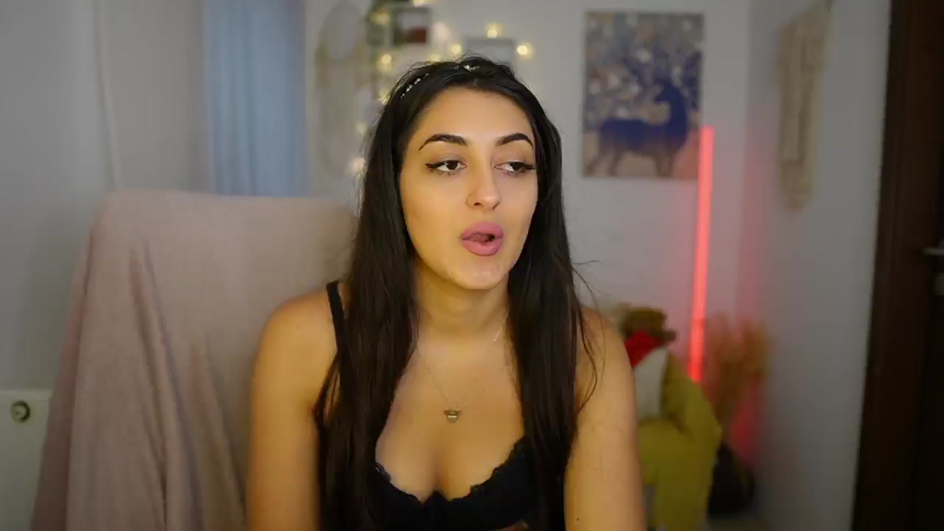 Gallery image thumbnail from Frida_Sante18's myfreecams stream on, 06/15/2024, 17:30 image 14 of 20