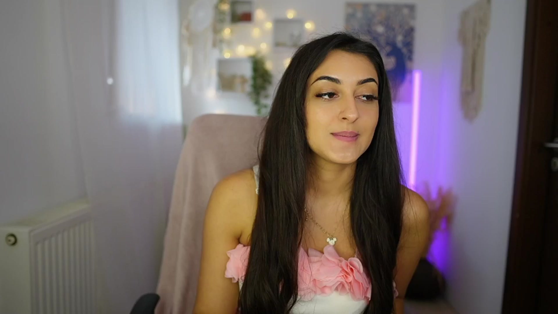 Gallery image thumbnail from Frida_Sante18's myfreecams stream on, 06/18/2024, 15:11 image 10 of 20