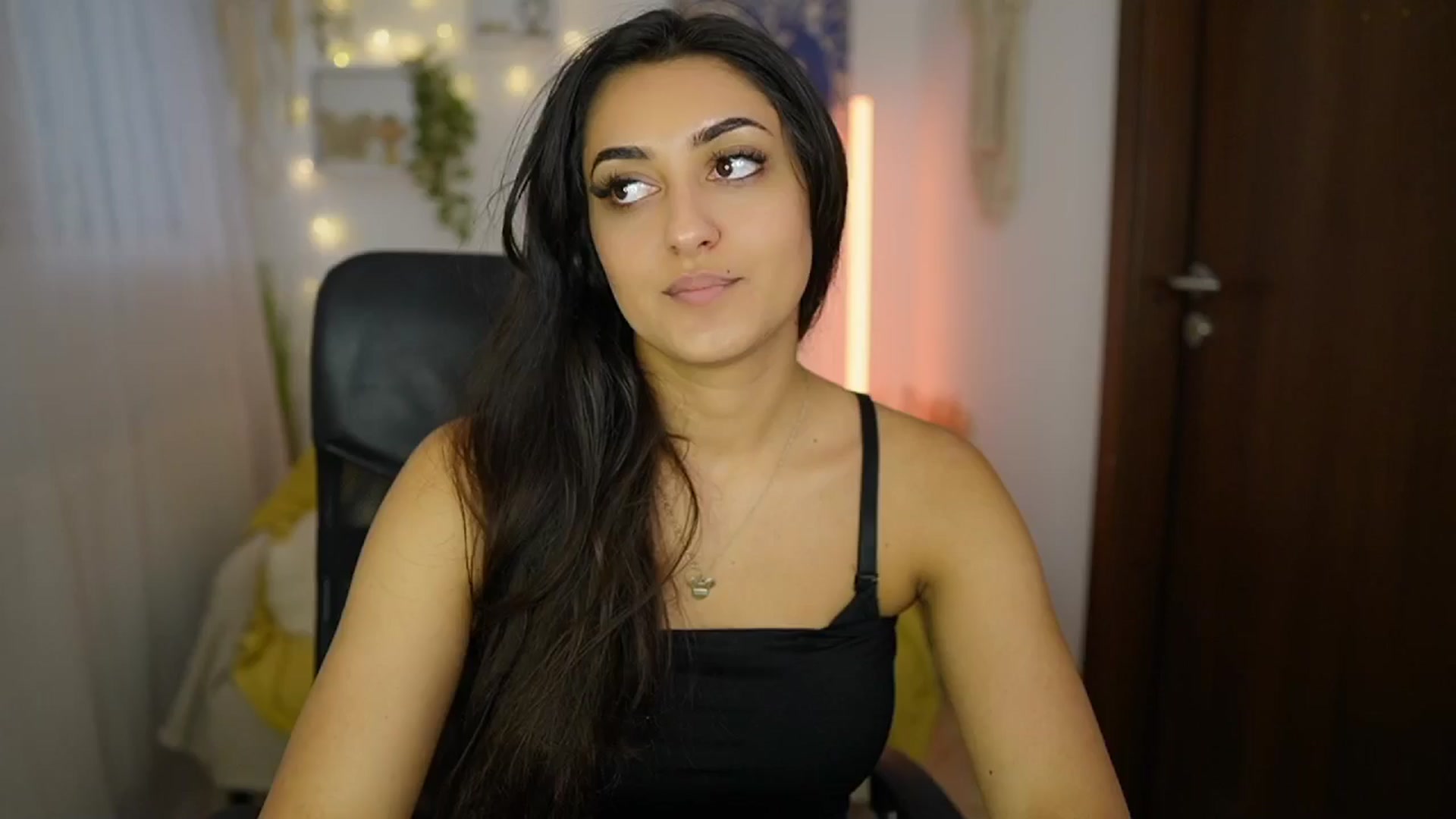Gallery image thumbnail from Frida_Sante18's myfreecams stream on, 06/20/2024, 18:03 image 1 of 20