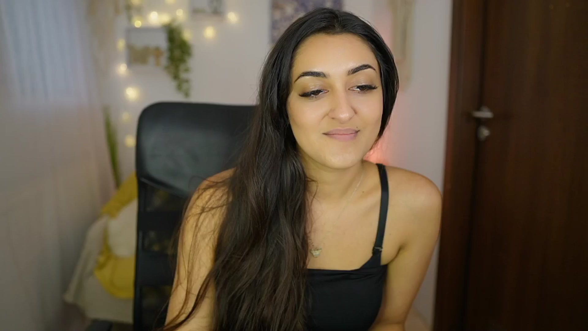 Gallery image thumbnail from Frida_Sante18's myfreecams stream on, 06/20/2024, 18:03 image 2 of 20