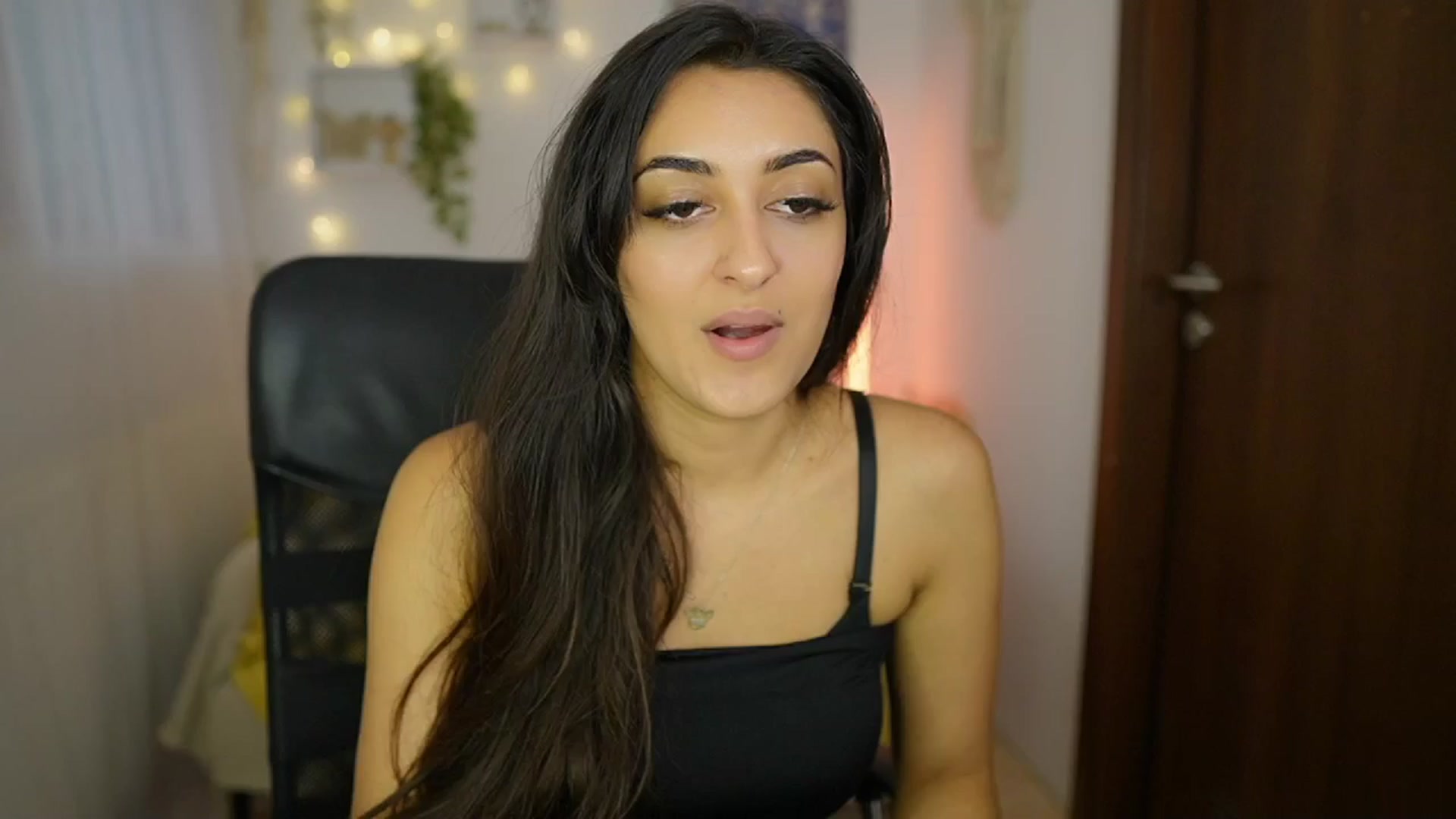 Gallery image thumbnail from Frida_Sante18's myfreecams stream on, 06/20/2024, 18:03 image 7 of 20