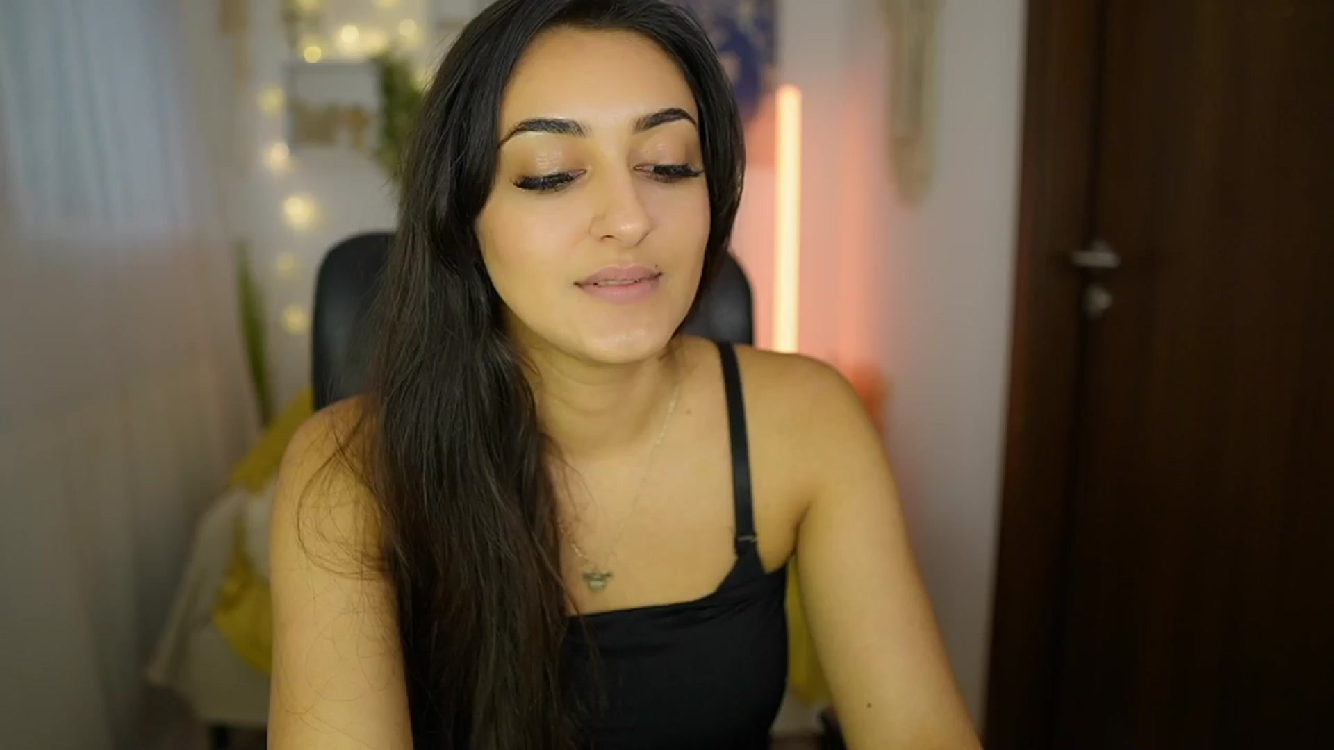 Gallery image thumbnail from Frida_Sante18's myfreecams stream on, 06/20/2024, 18:03 image 4 of 20