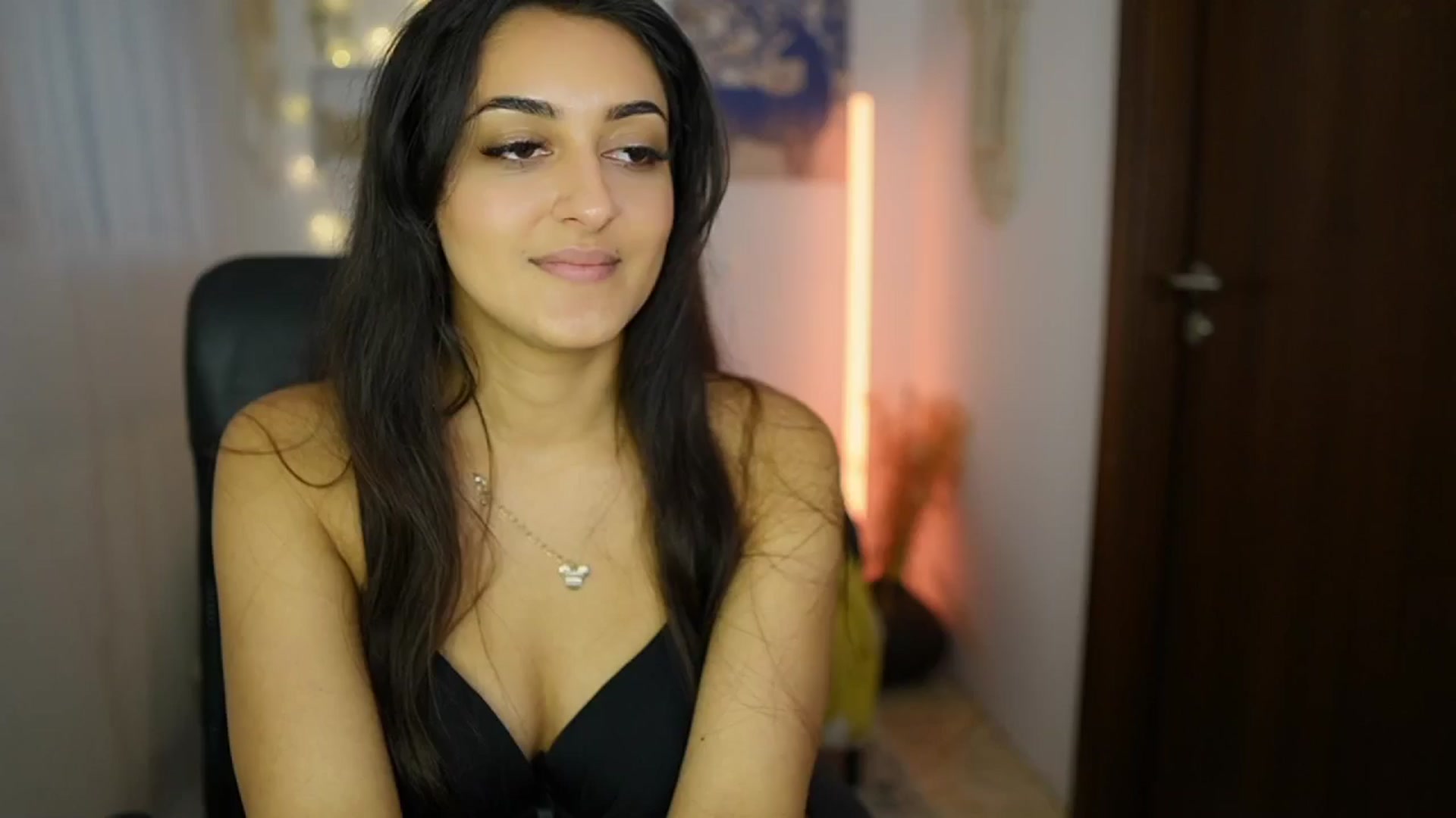 Gallery image thumbnail from Frida_Sante18's myfreecams stream on, 06/20/2024, 18:03 image 19 of 20