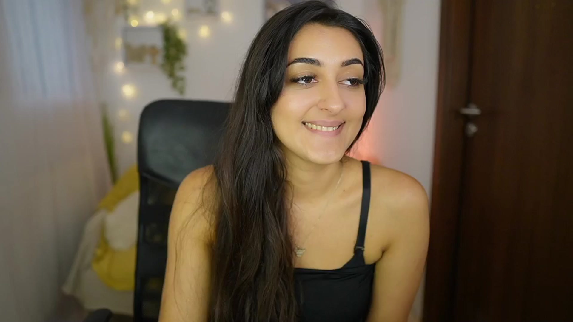Gallery image thumbnail from Frida_Sante18's myfreecams stream on, 06/20/2024, 18:03 image 3 of 20
