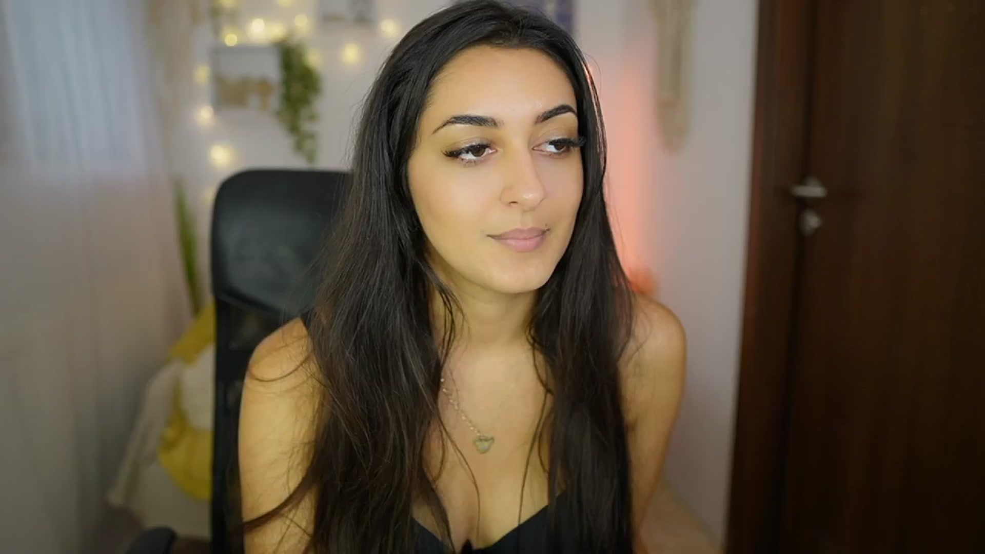 Gallery image thumbnail from Frida_Sante18's myfreecams stream on, 06/20/2024, 18:03 image 10 of 20