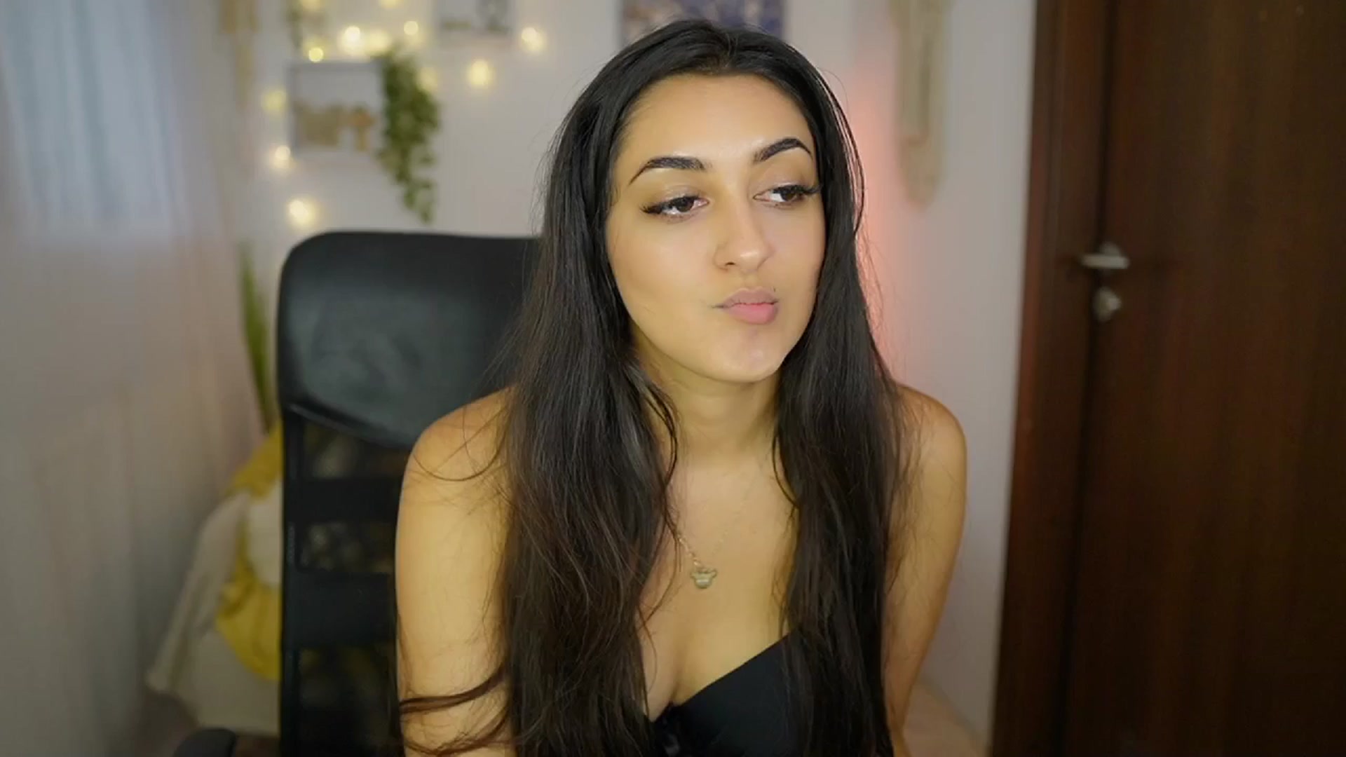 Gallery image thumbnail from Frida_Sante18's myfreecams stream on, 06/20/2024, 18:03 image 11 of 20