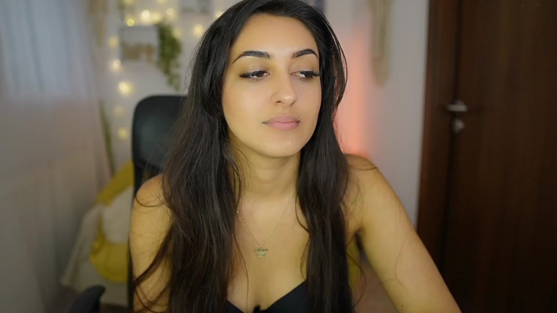 Gallery image thumbnail from Frida_Sante18's myfreecams stream on, 06/20/2024, 18:03 image 9 of 20