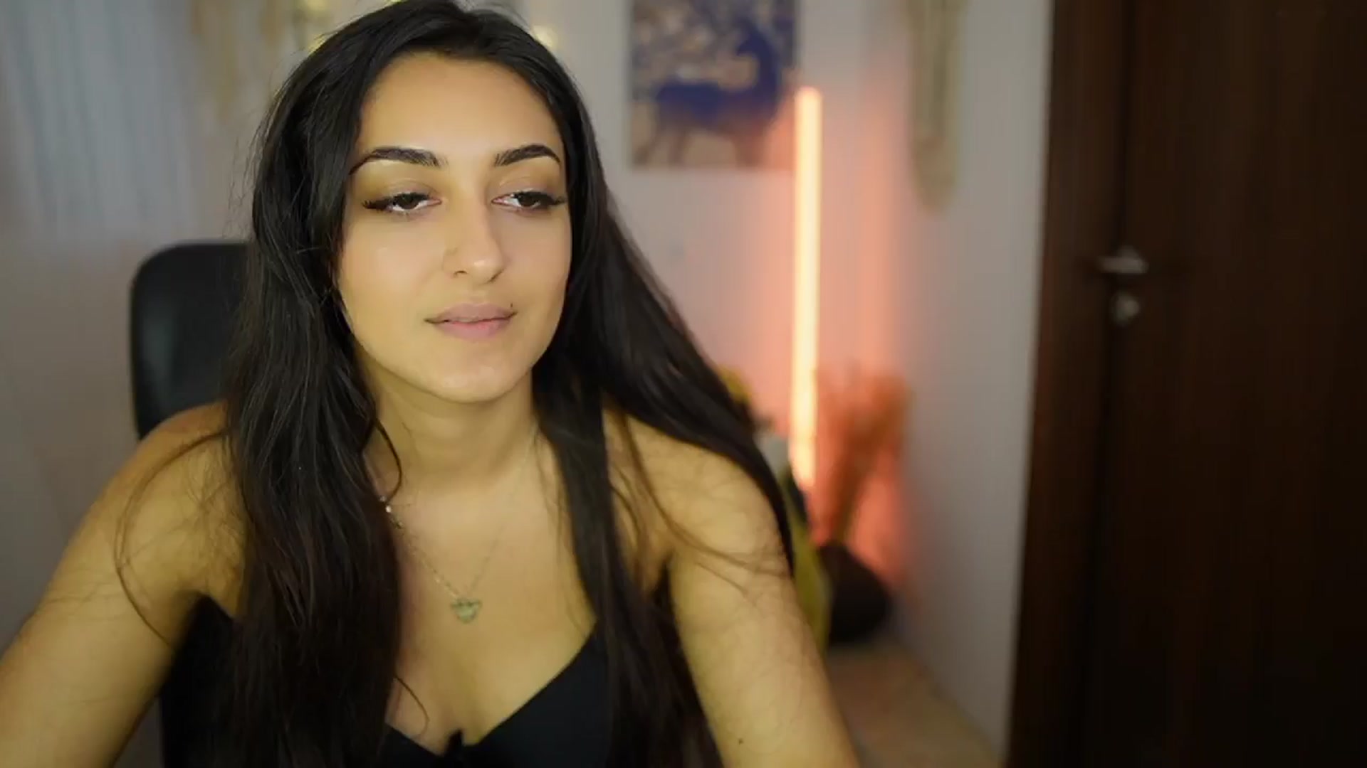 Gallery image thumbnail from Frida_Sante18's myfreecams stream on, 06/20/2024, 18:03 image 16 of 20