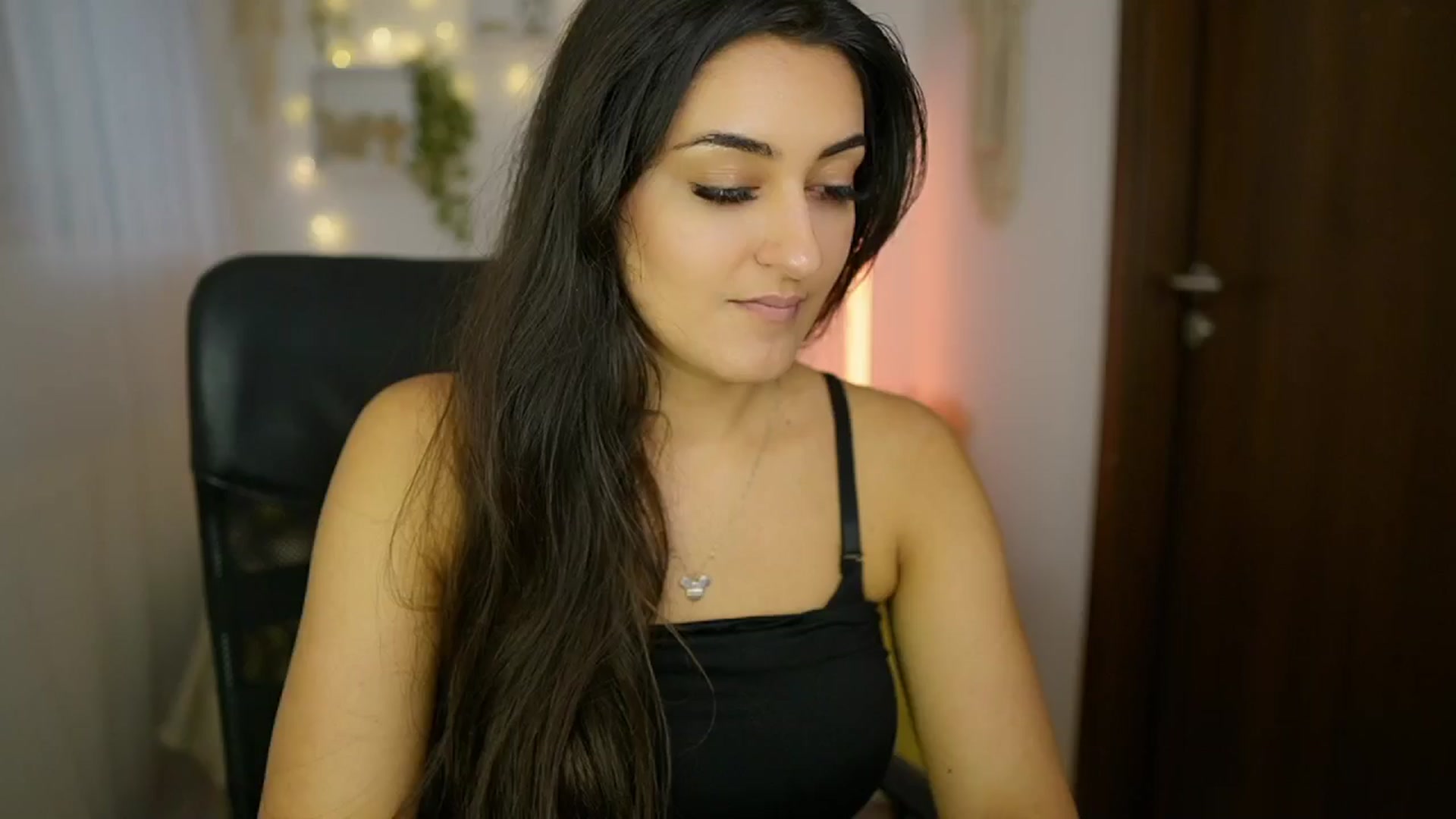 Gallery image thumbnail from Frida_Sante18's myfreecams stream on, 06/20/2024, 18:03 image 5 of 20