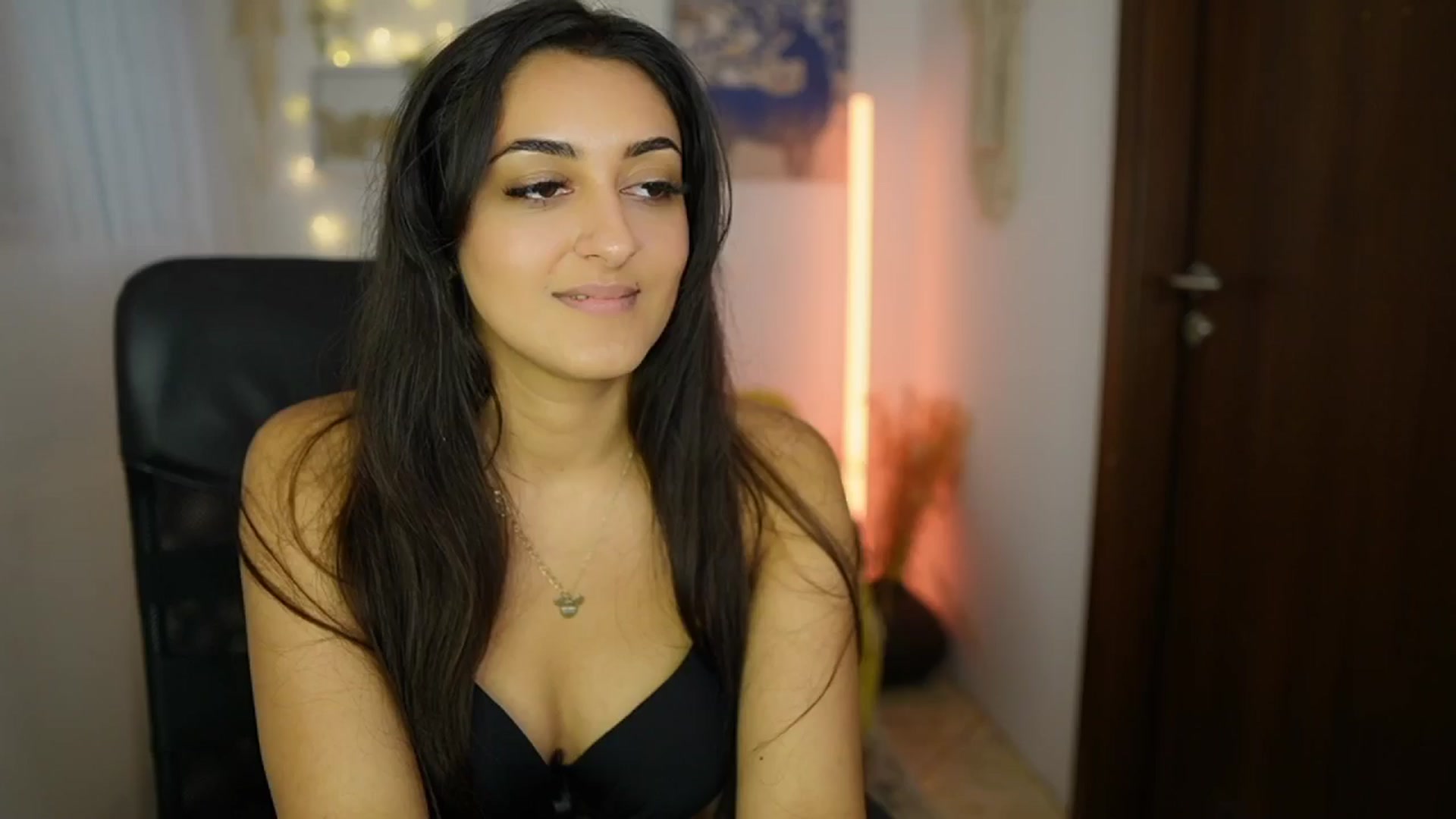 Gallery image thumbnail from Frida_Sante18's myfreecams stream on, 06/20/2024, 18:03 image 14 of 20