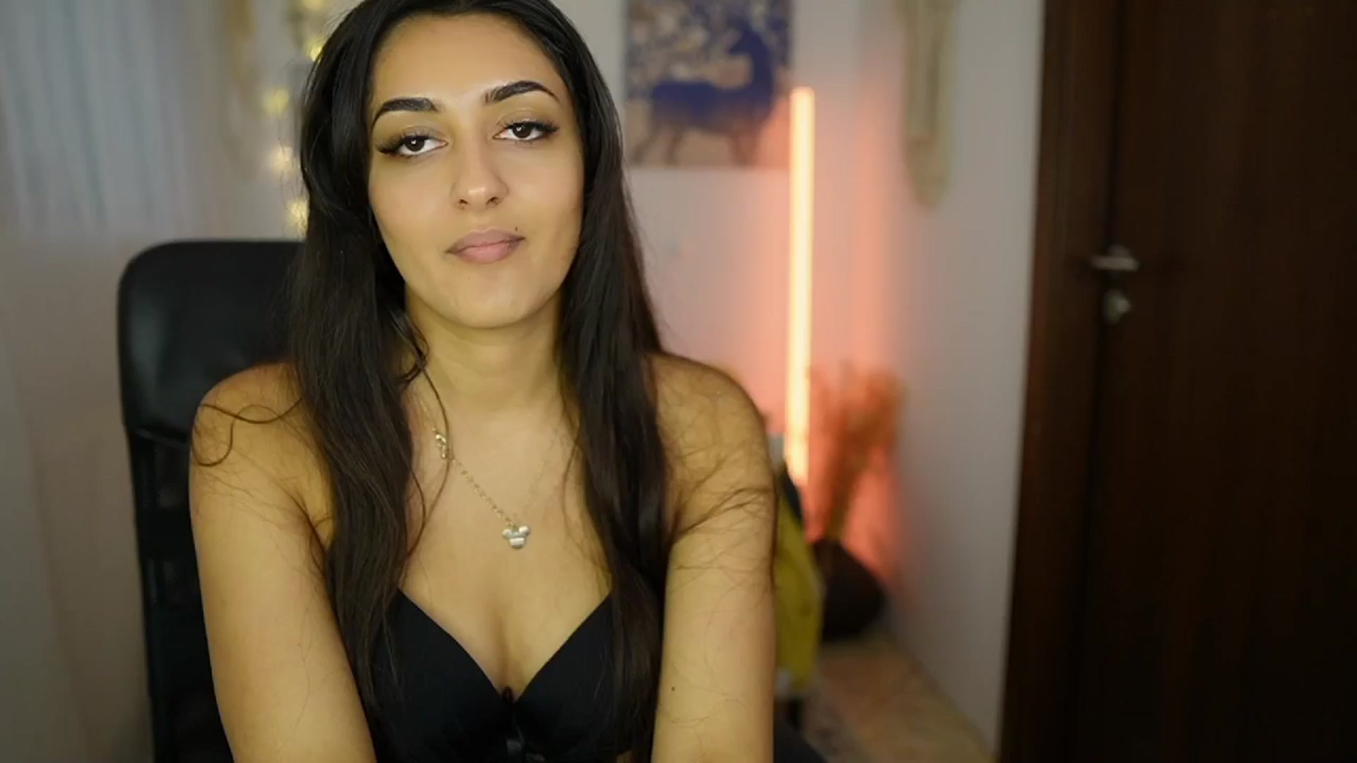 Gallery image thumbnail from Frida_Sante18's myfreecams stream on, 06/20/2024, 18:03 image 17 of 20