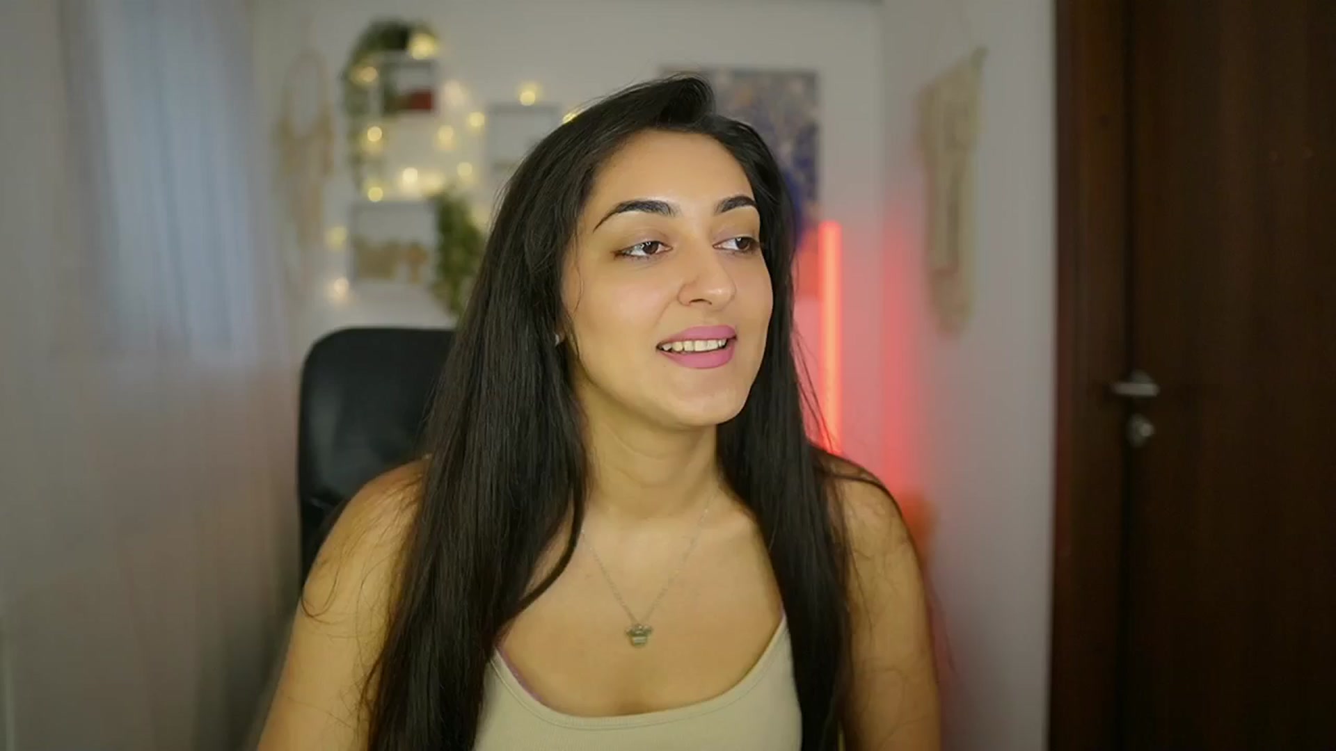 Gallery image thumbnail from Frida_Sante18's myfreecams stream on, 06/21/2024, 14:34 image 7 of 20