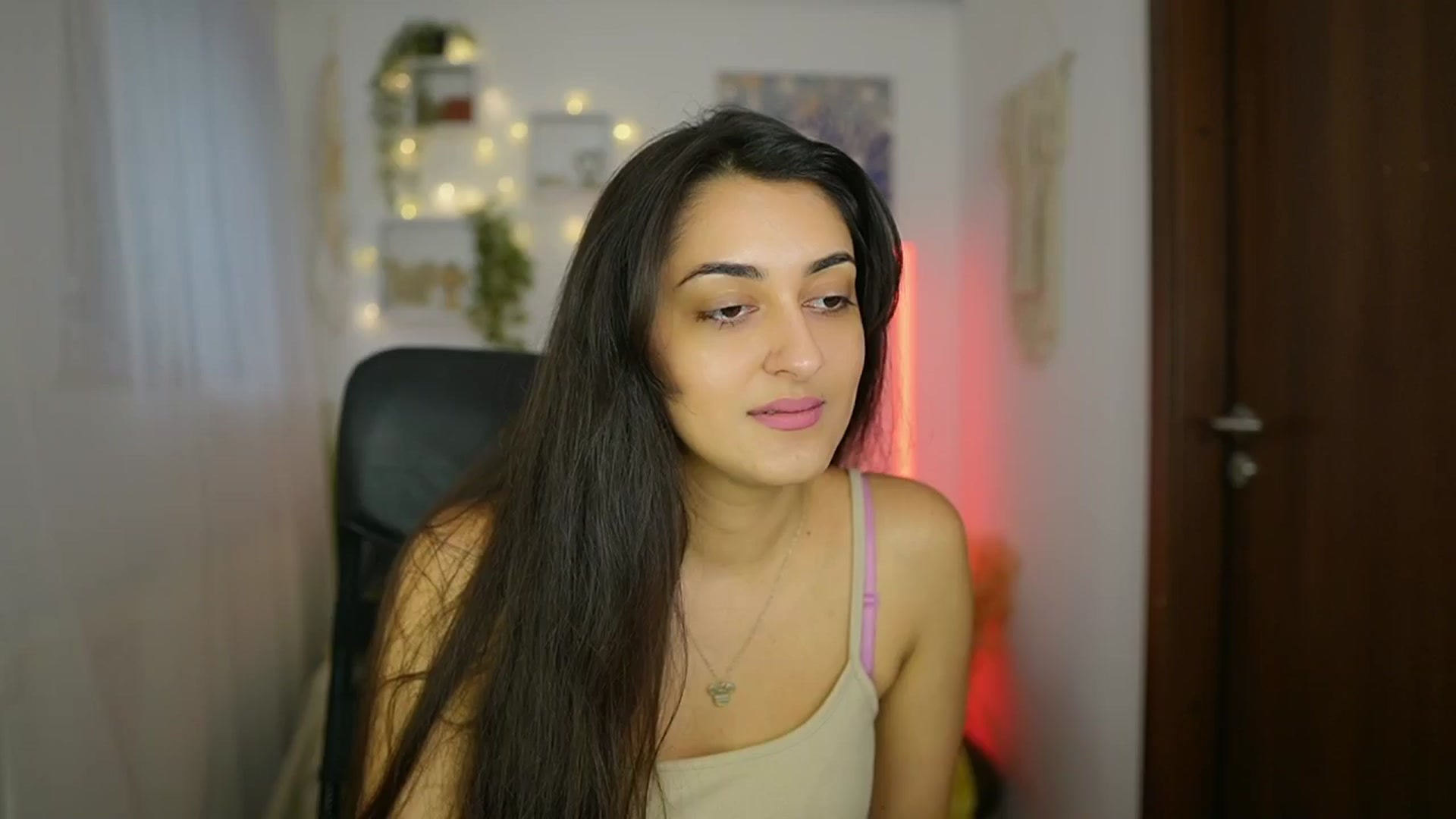 Gallery image thumbnail from Frida_Sante18's myfreecams stream on, 06/21/2024, 16:05 image 14 of 20