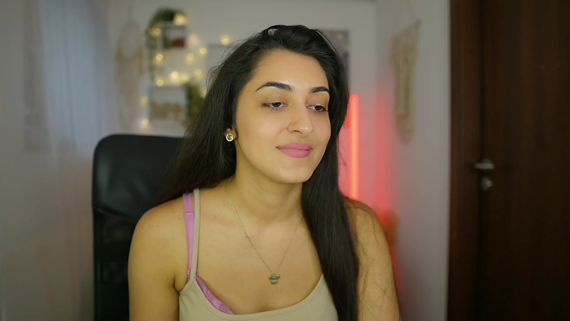 Gallery image thumbnail from Frida_Sante18's myfreecams stream on, 06/21/2024, 16:05 image 6 of 20