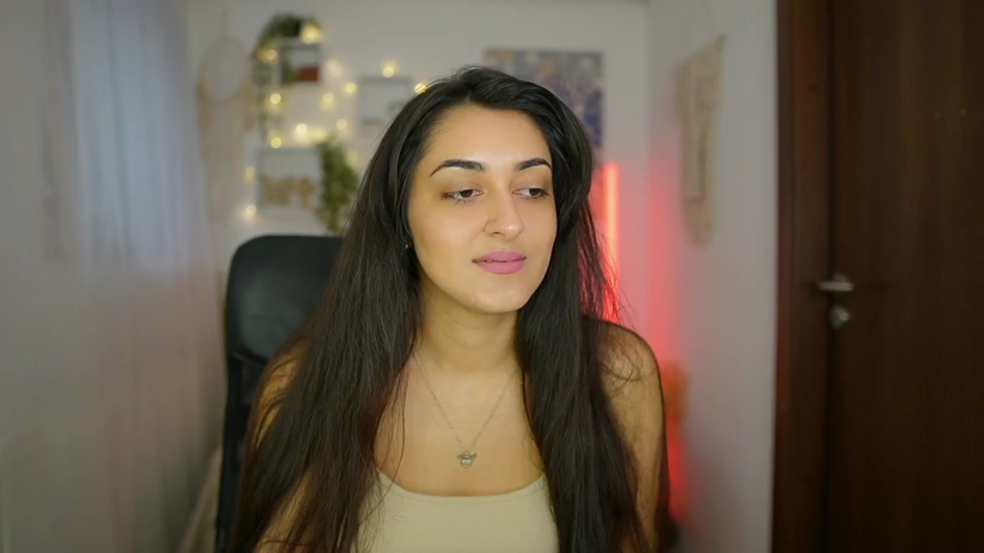 Gallery image thumbnail from Frida_Sante18's myfreecams stream on, 06/21/2024, 16:05 image 17 of 20