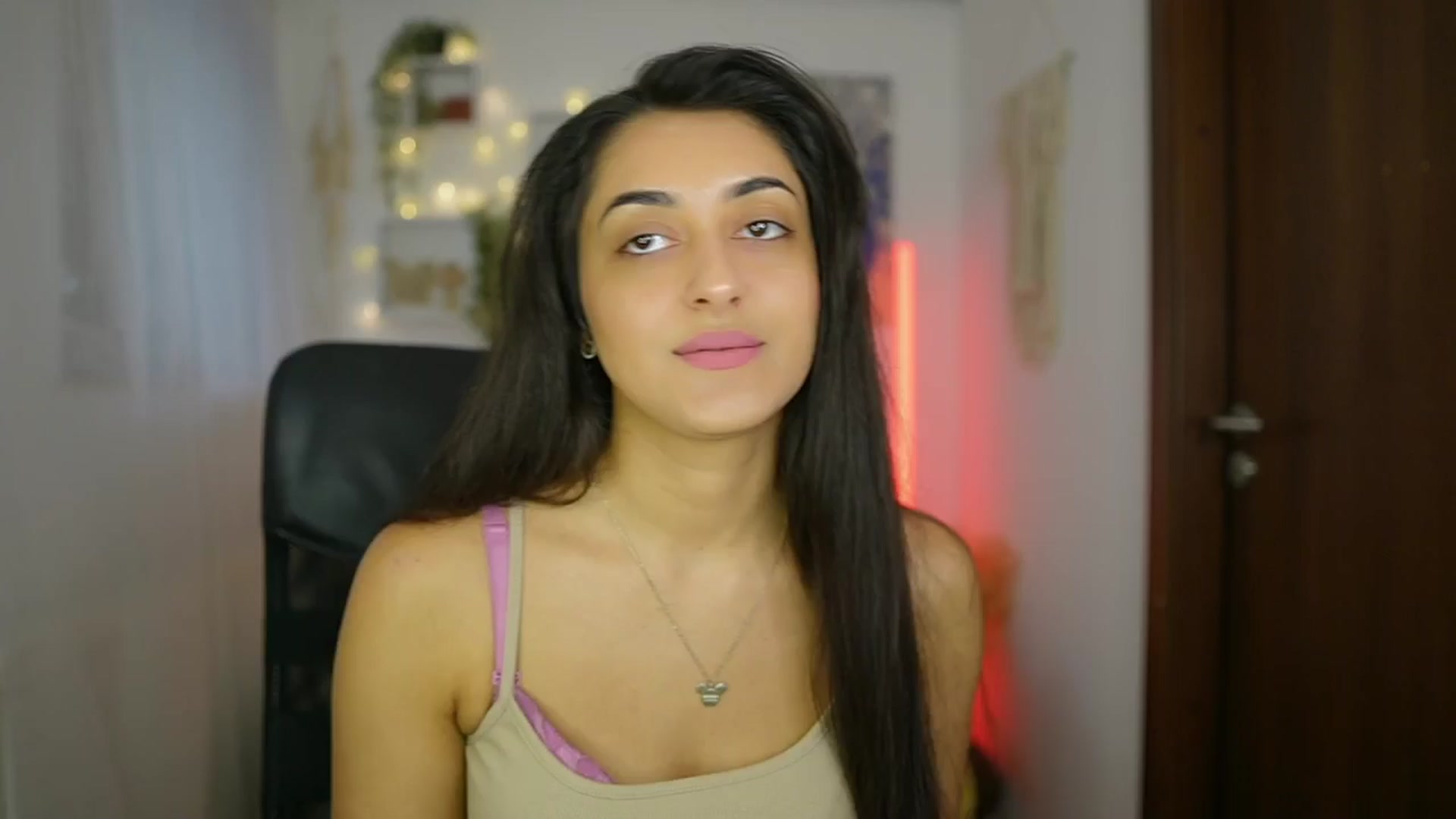 Gallery image thumbnail from Frida_Sante18's myfreecams stream on, 06/21/2024, 16:05 image 8 of 20