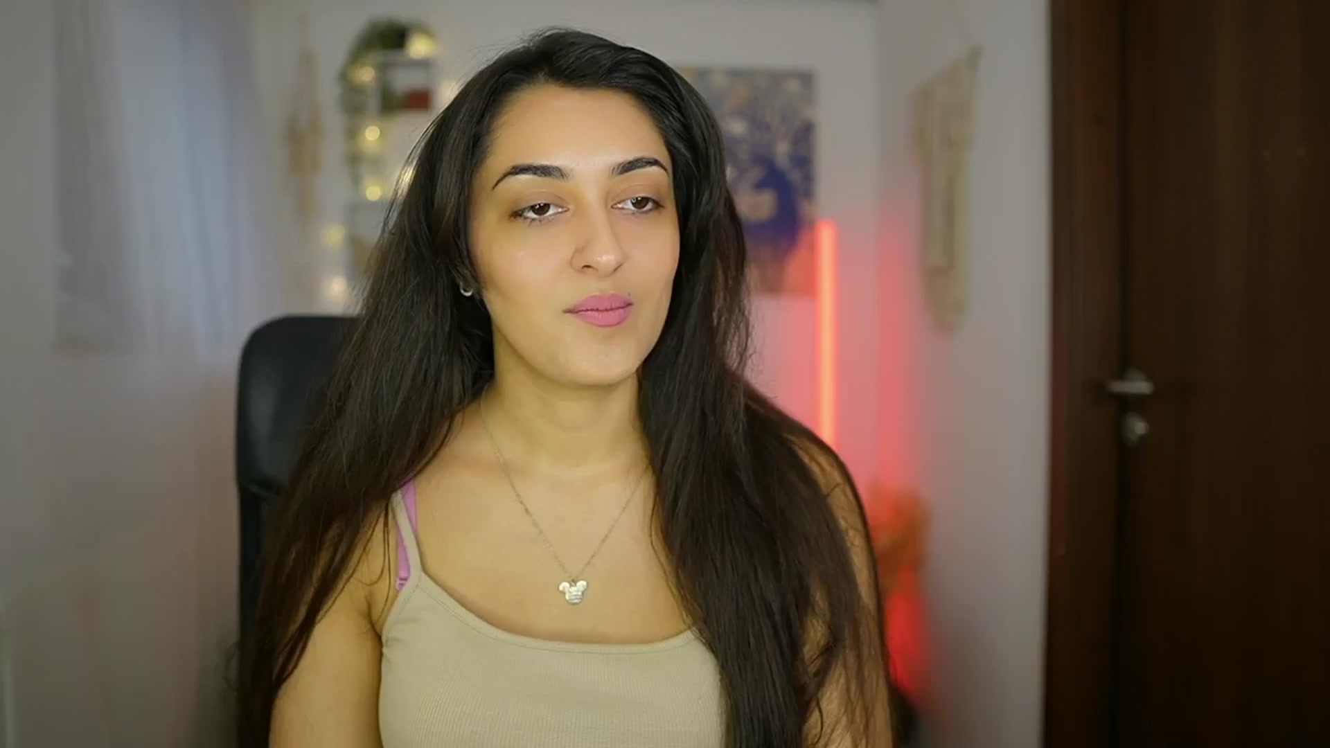 Gallery image thumbnail from Frida_Sante18's myfreecams stream on, 06/21/2024, 16:05 image 15 of 20