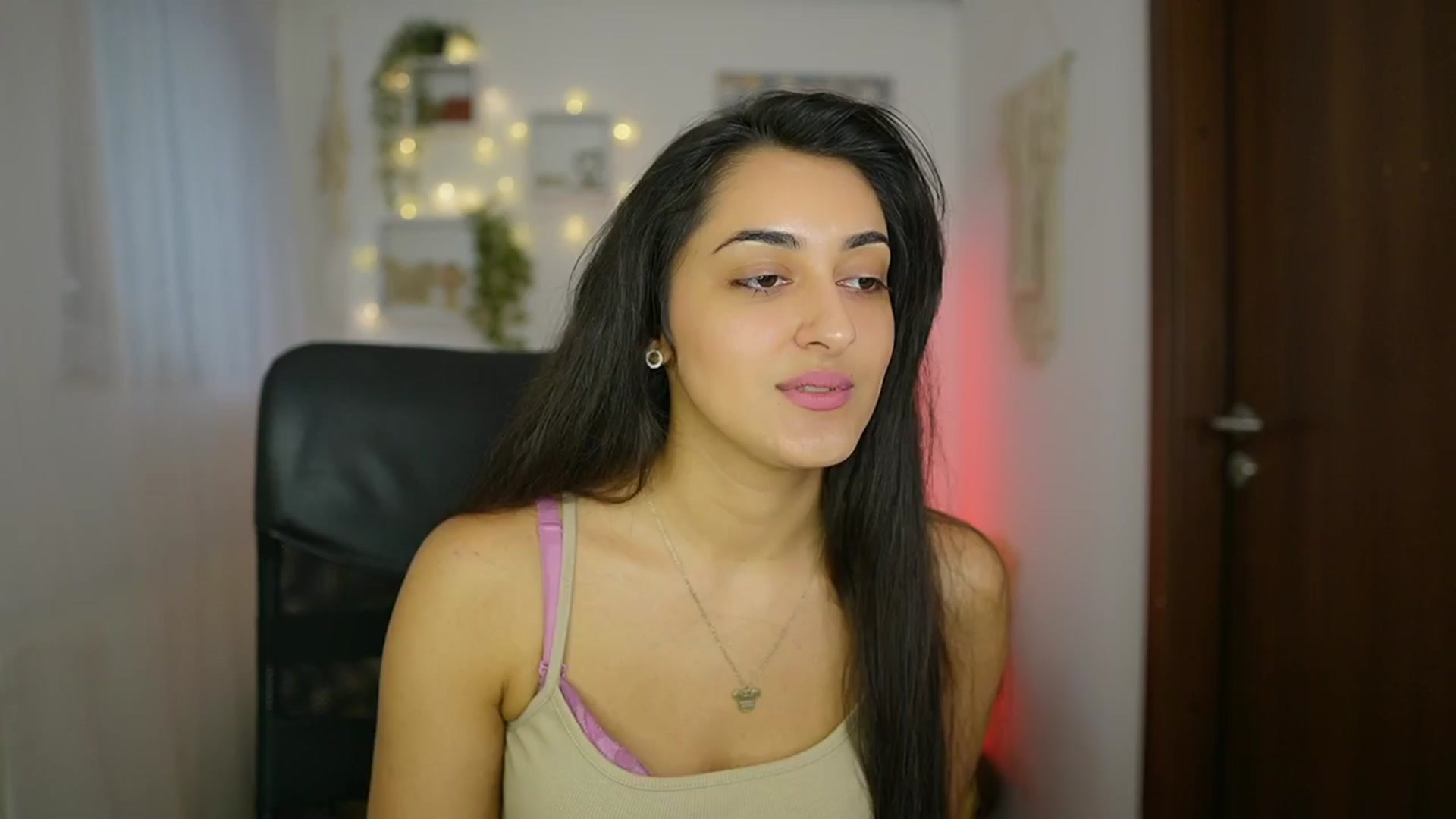 Gallery image thumbnail from Frida_Sante18's myfreecams stream on, 06/21/2024, 16:05 image 7 of 20