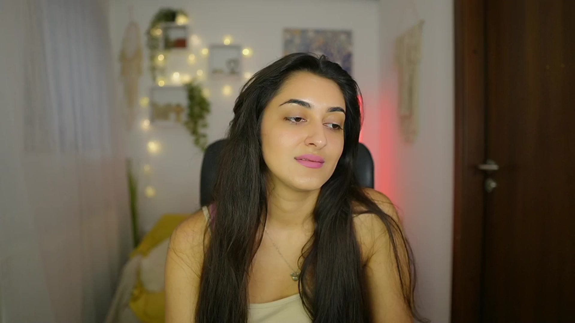 Gallery image thumbnail from Frida_Sante18's myfreecams stream on, 06/21/2024, 18:02 image 13 of 20