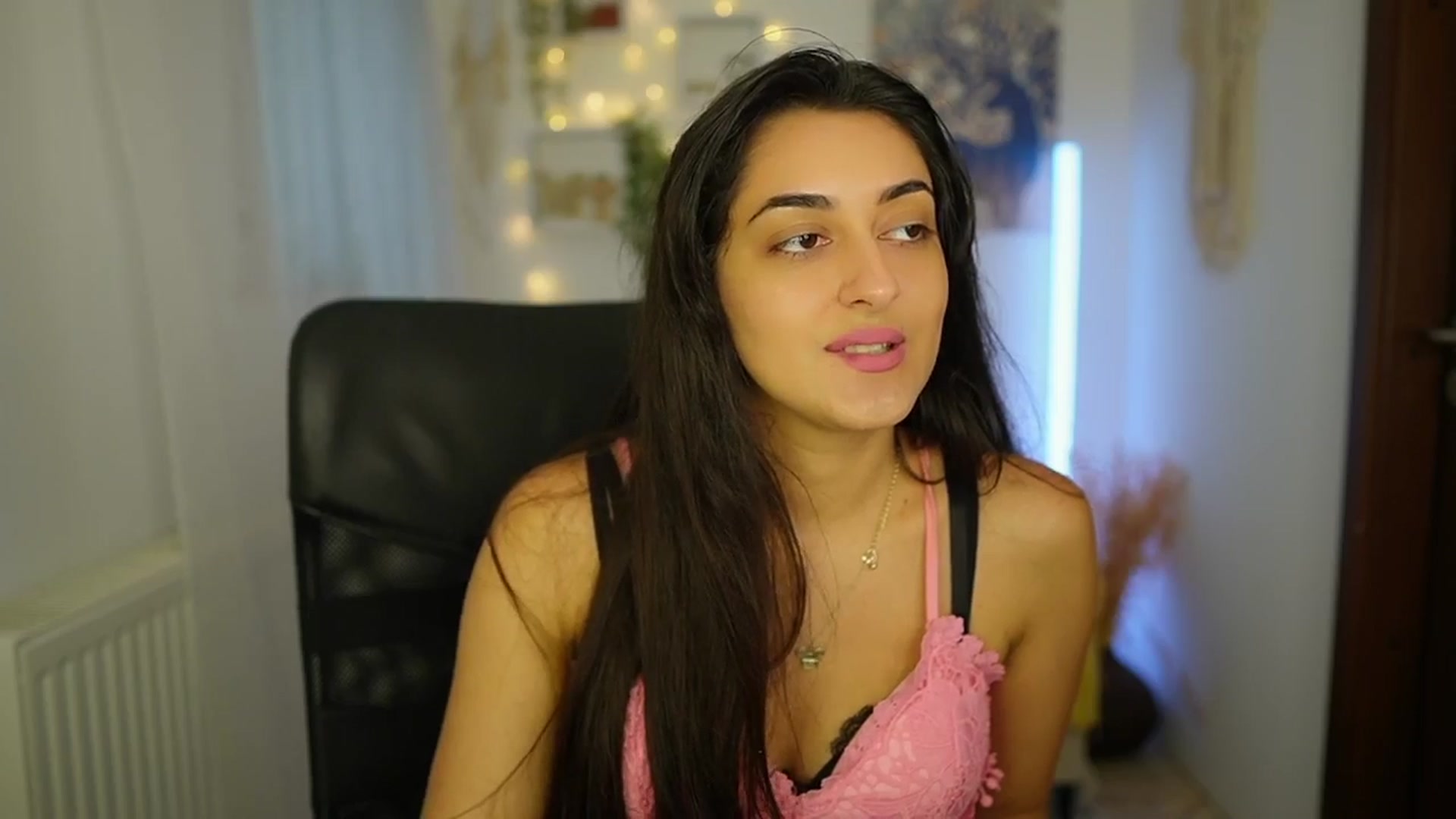 Gallery image thumbnail from Frida_Sante18's myfreecams stream on, 06/24/2024, 16:33 image 16 of 20