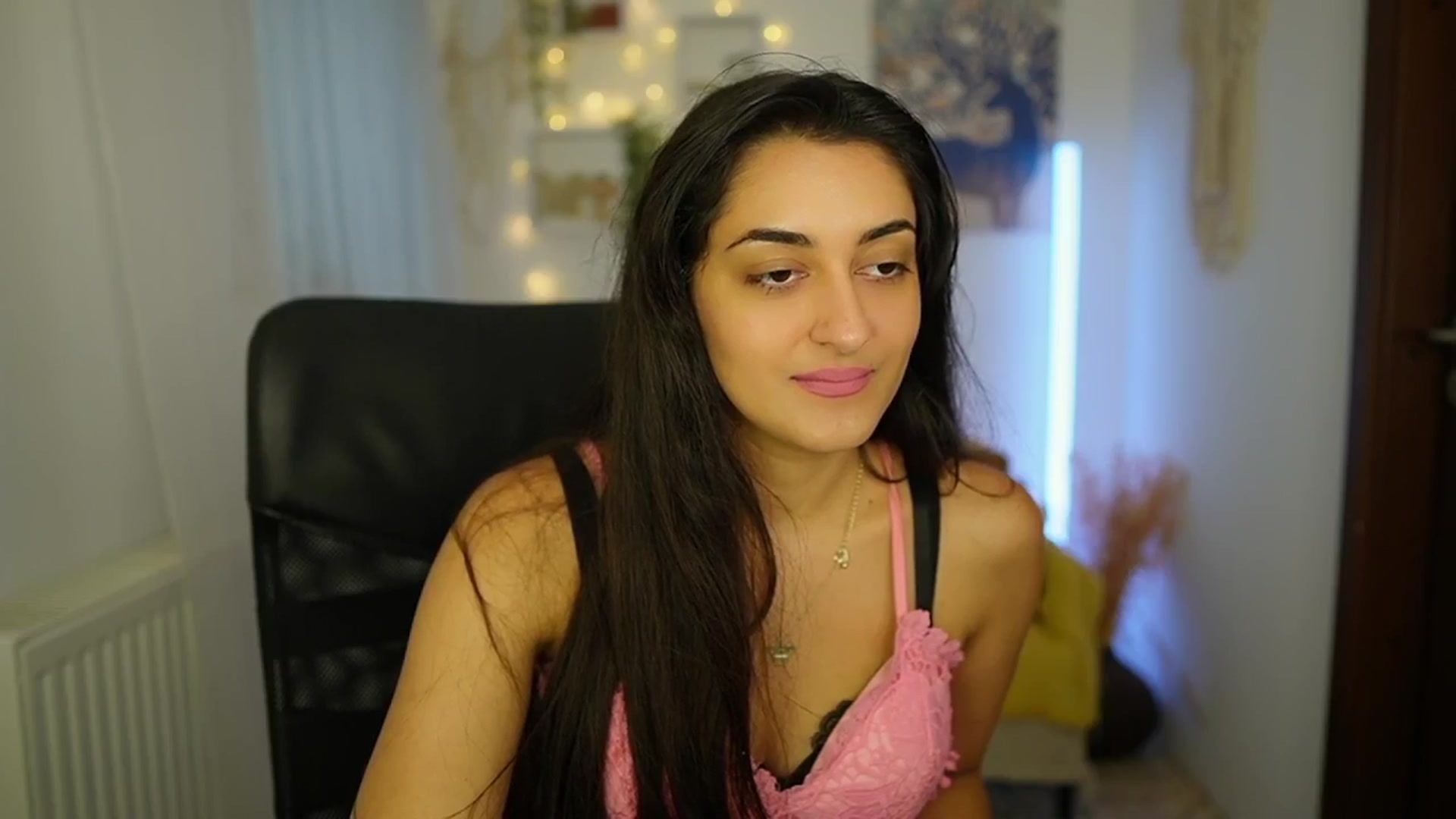 Gallery image thumbnail from Frida_Sante18's myfreecams stream on, 06/24/2024, 16:33 image 15 of 20