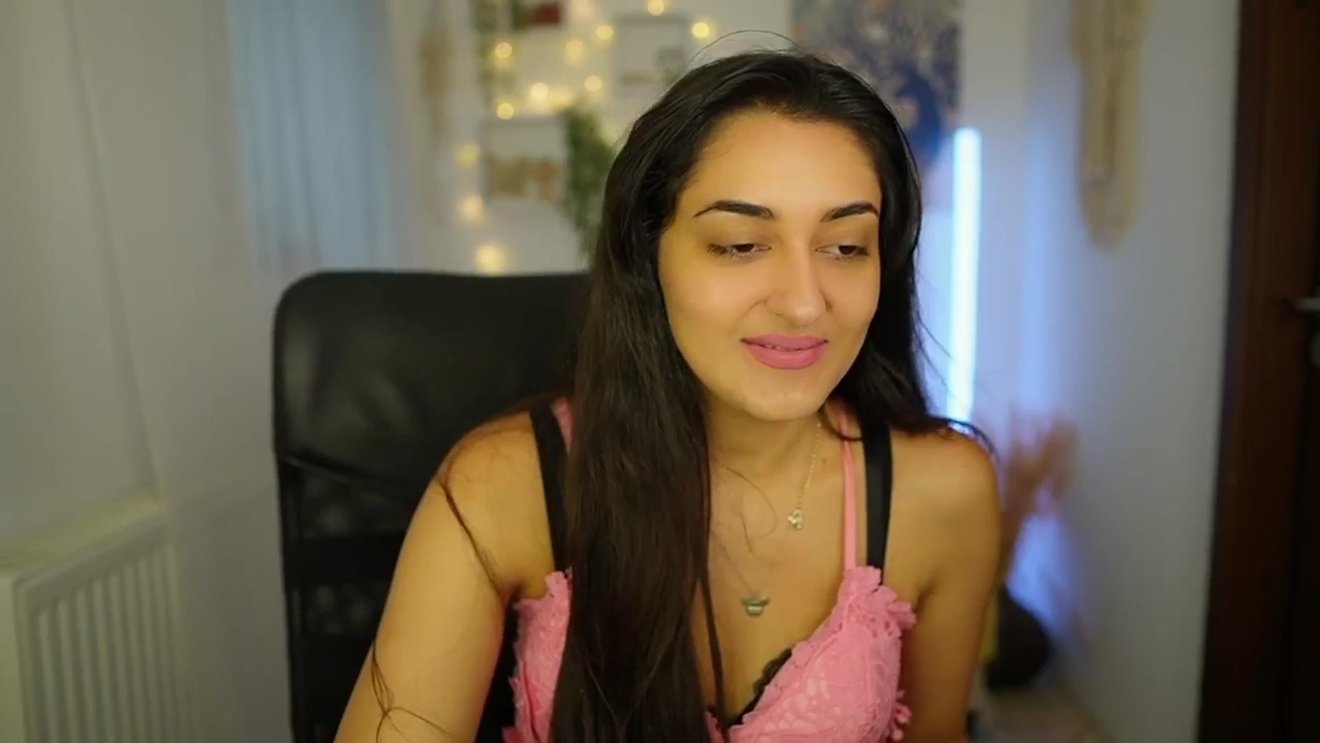 Gallery image thumbnail from Frida_Sante18's myfreecams stream on, 06/24/2024, 16:33 image 18 of 20