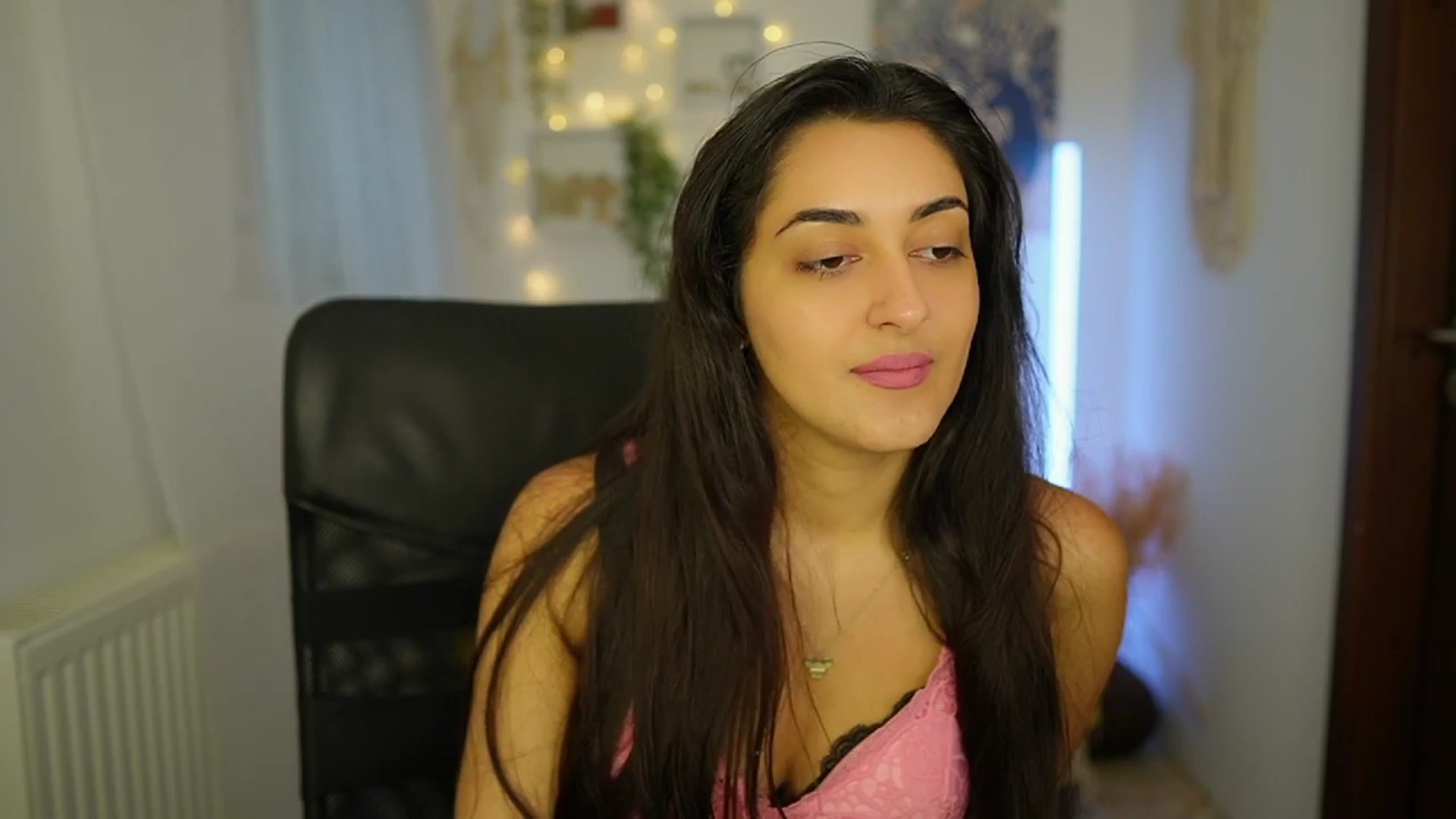 Gallery image thumbnail from Frida_Sante18's myfreecams stream on, 06/24/2024, 16:33 image 5 of 20