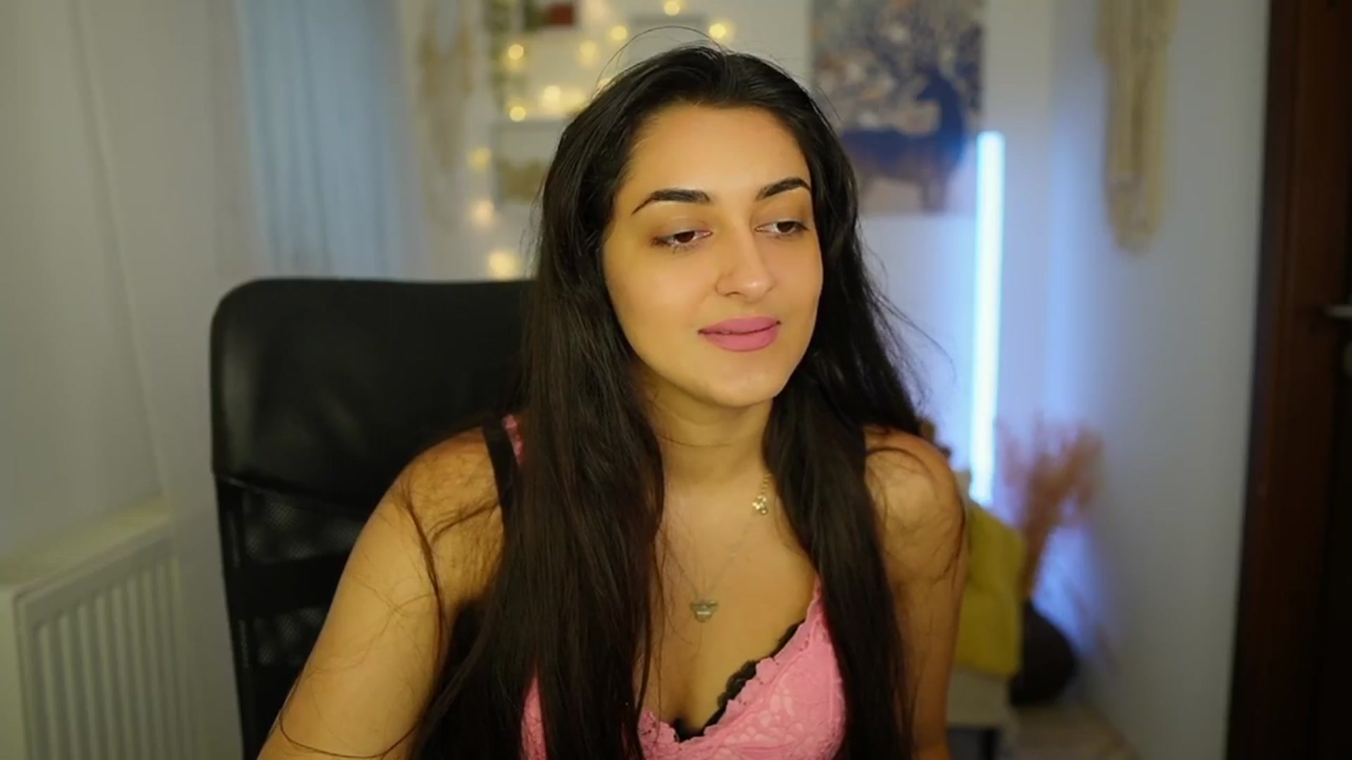 Gallery image thumbnail from Frida_Sante18's myfreecams stream on, 06/24/2024, 16:33 image 11 of 20